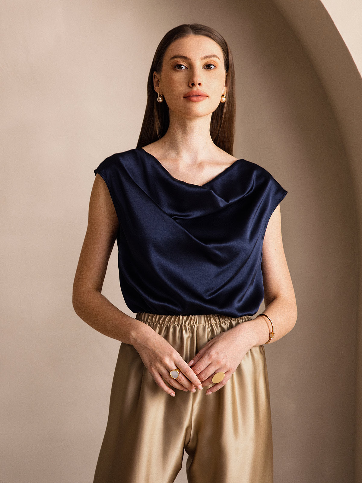 [Tummansininen] SilkSilky-FI 19Momme Silk Sleeveless Cowl Neck Naisten T-paita 003