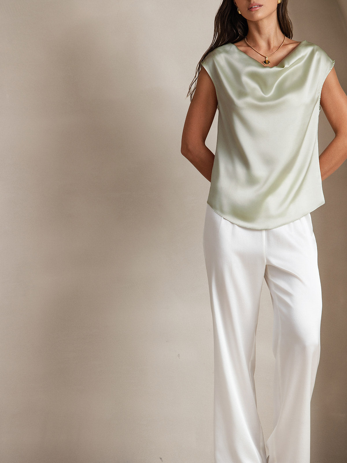 [Vaaleanvihreä] SilkSilky-FI 19Momme Silk Sleeveless Cowl Neck Naisten T-paita 004