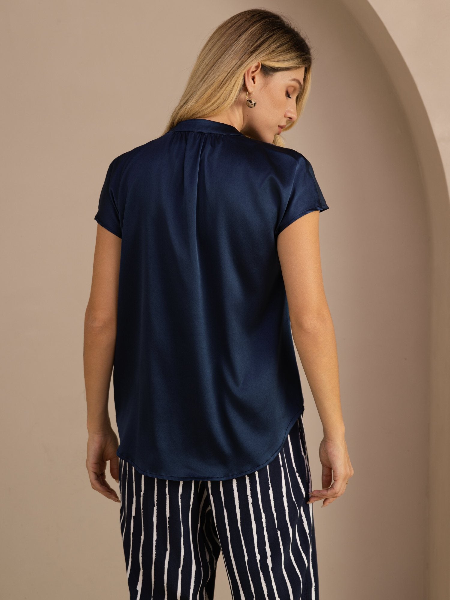 [Tummansininen] SilkSilky-FI Short Sleeve Blouse 002