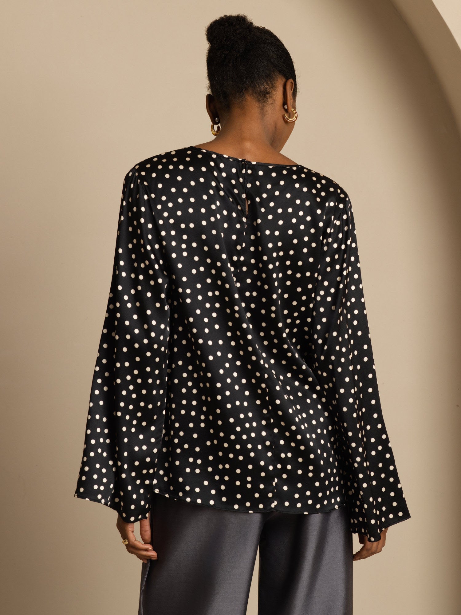 [Pilkkukuvio] SilkSilky-FI 19Momme Bell Sleeve Blouse 002