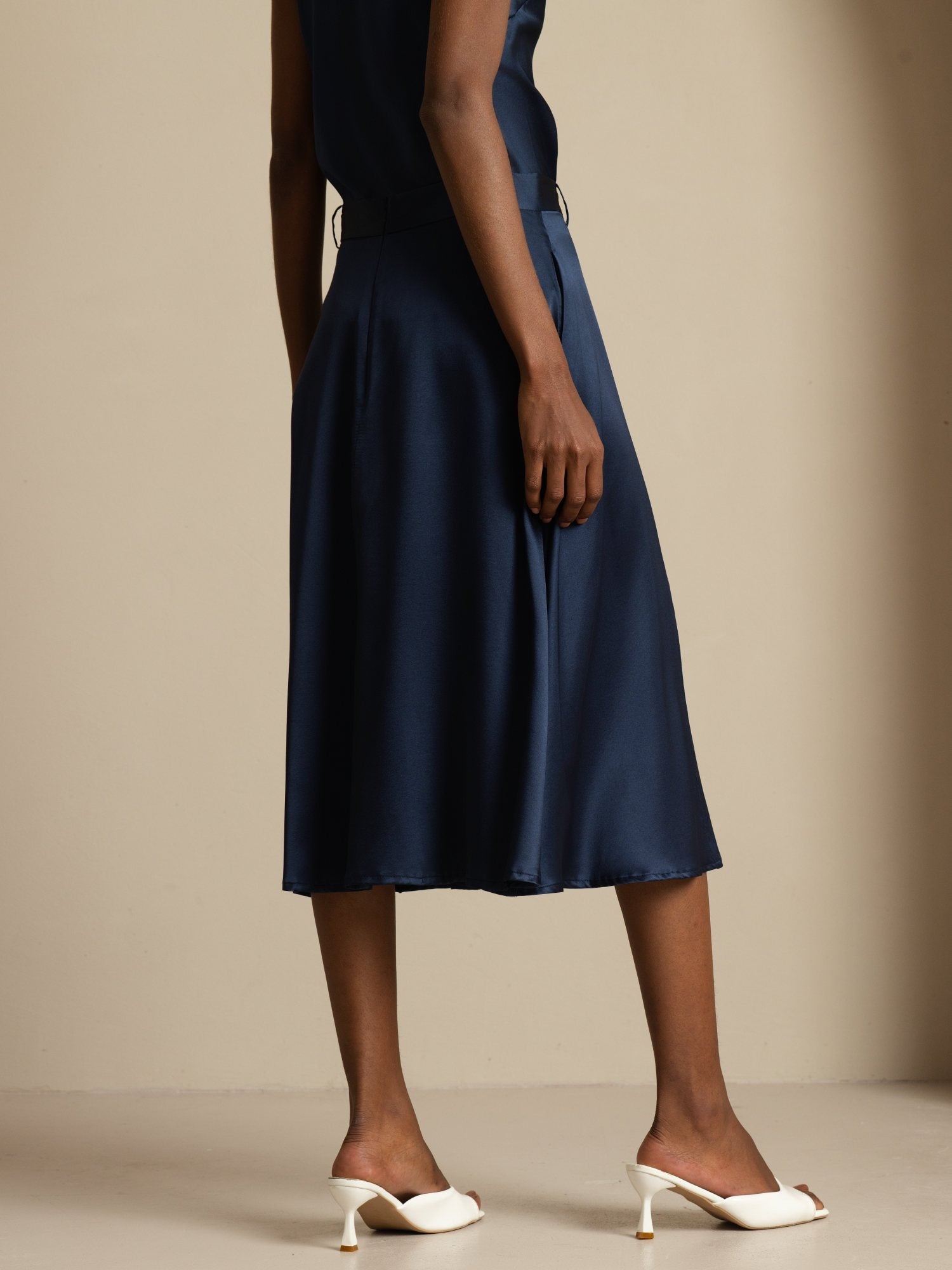 [Tummansininen] SilkSilky-FI 19Momme Silkki Skirt 002