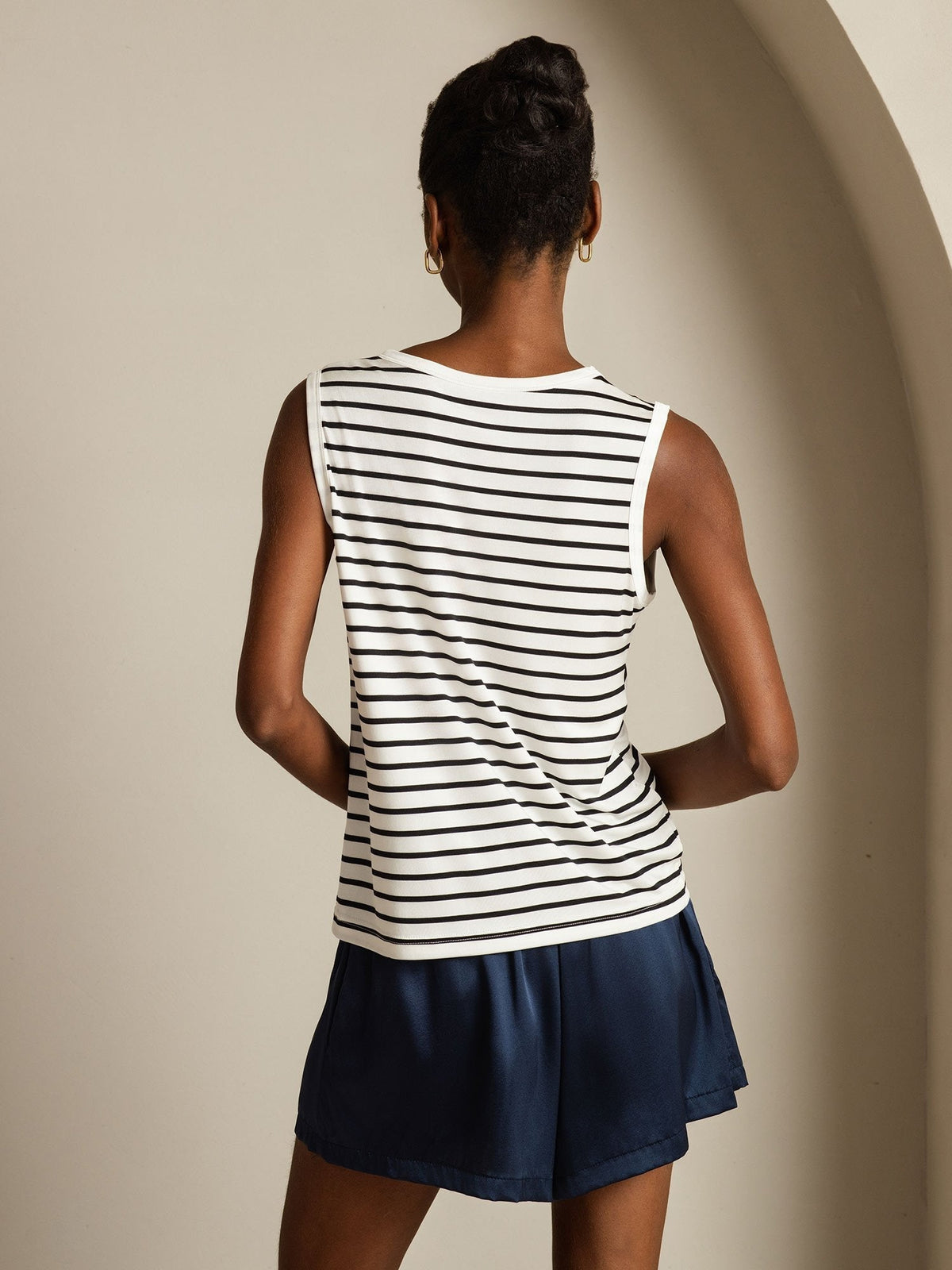[Valkoinen Raita] SilkSilky-FI Sleeveless Round Neck Camisole Top 002