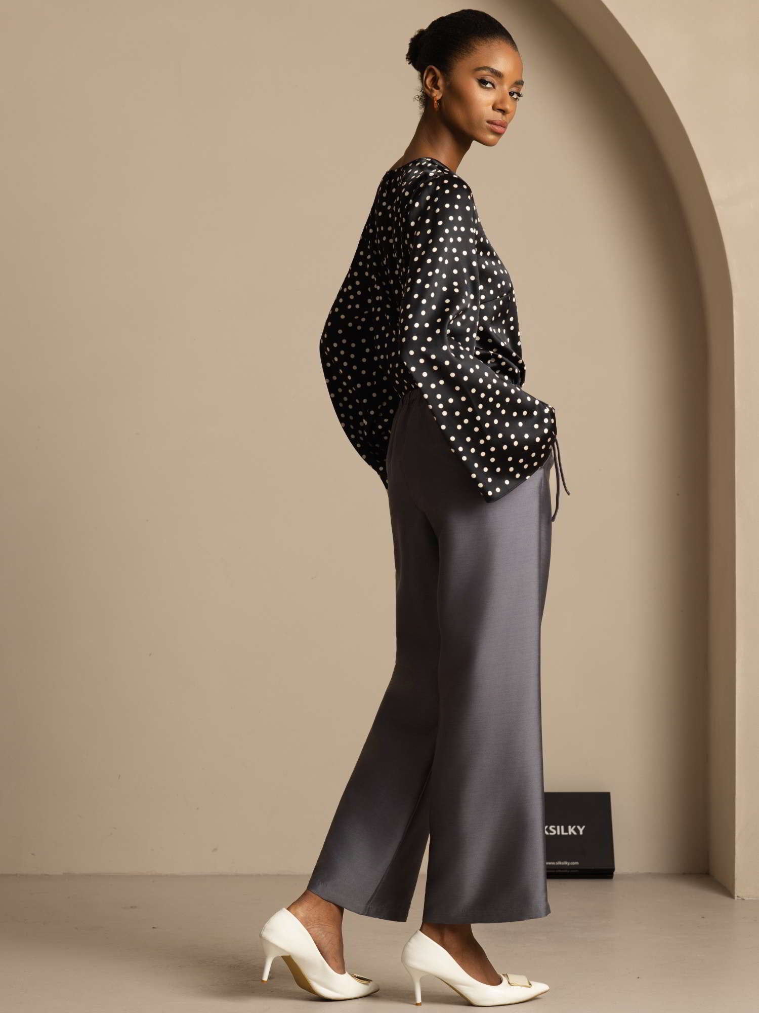 [Pilkkukuvio] SilkSilky-FI 19Momme Bell Sleeve Blouse 003