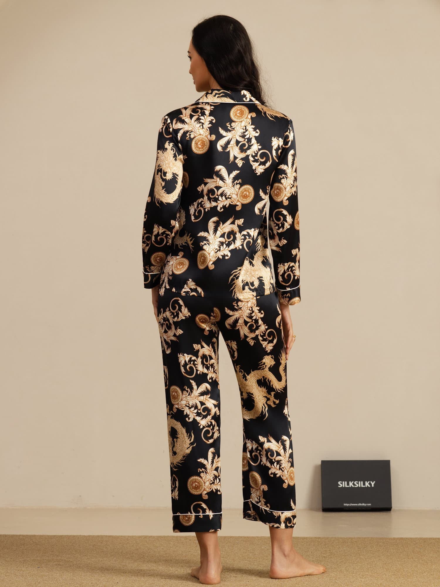 [Musta Lohikäärme] SilkSilky-FI Pitkähihainen Notkokaulus Naisten Pyjamat 002