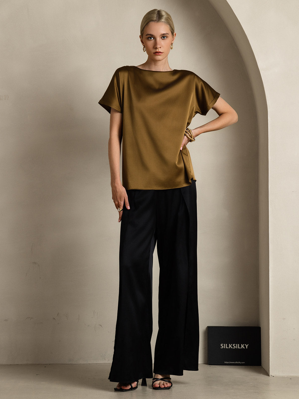 [Ruskea] SilkSilky-FI 19Momme Silk Short Sleeve Round Neck Naisten T-paita 001
