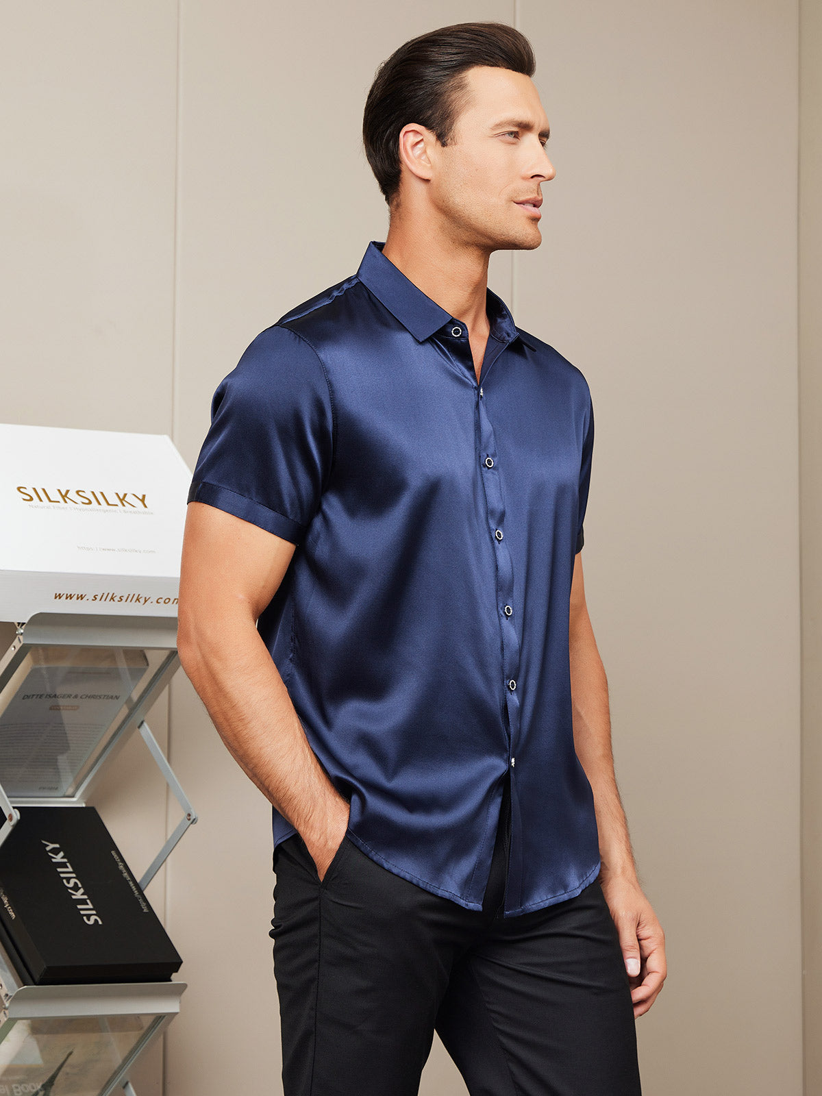 [Tummansininen] SilkSilky-FI Silk Short Sleeve Collar Miesten Paita 003
