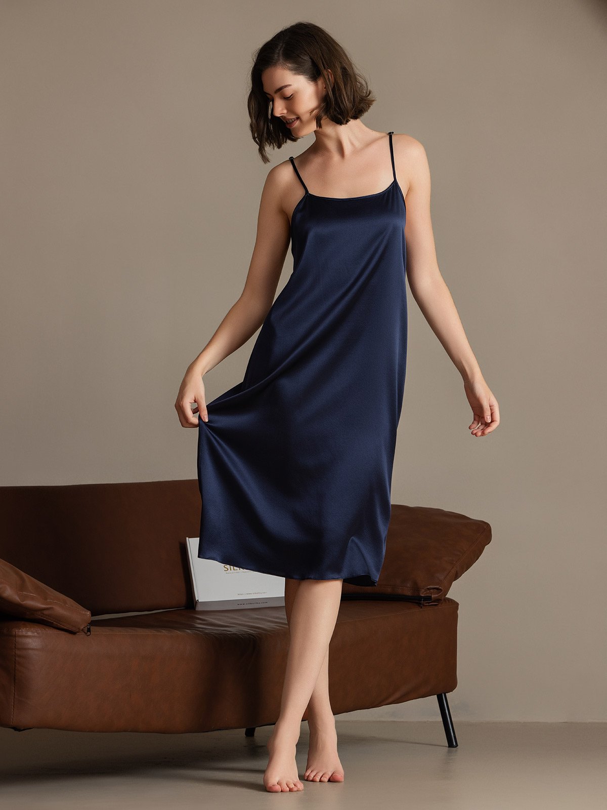 [Tummansininen] SilkSilky-FI 19Momme Silk Sleeveless Dress 004