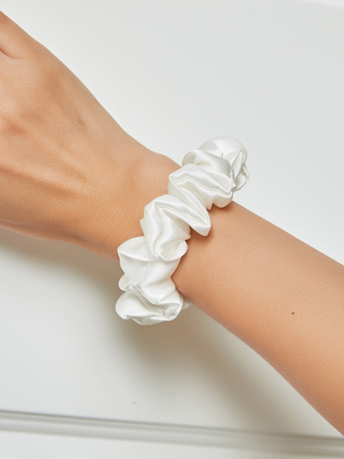 [Valkoinen] SilkSilky-FI 19Momme Scrunchie 001