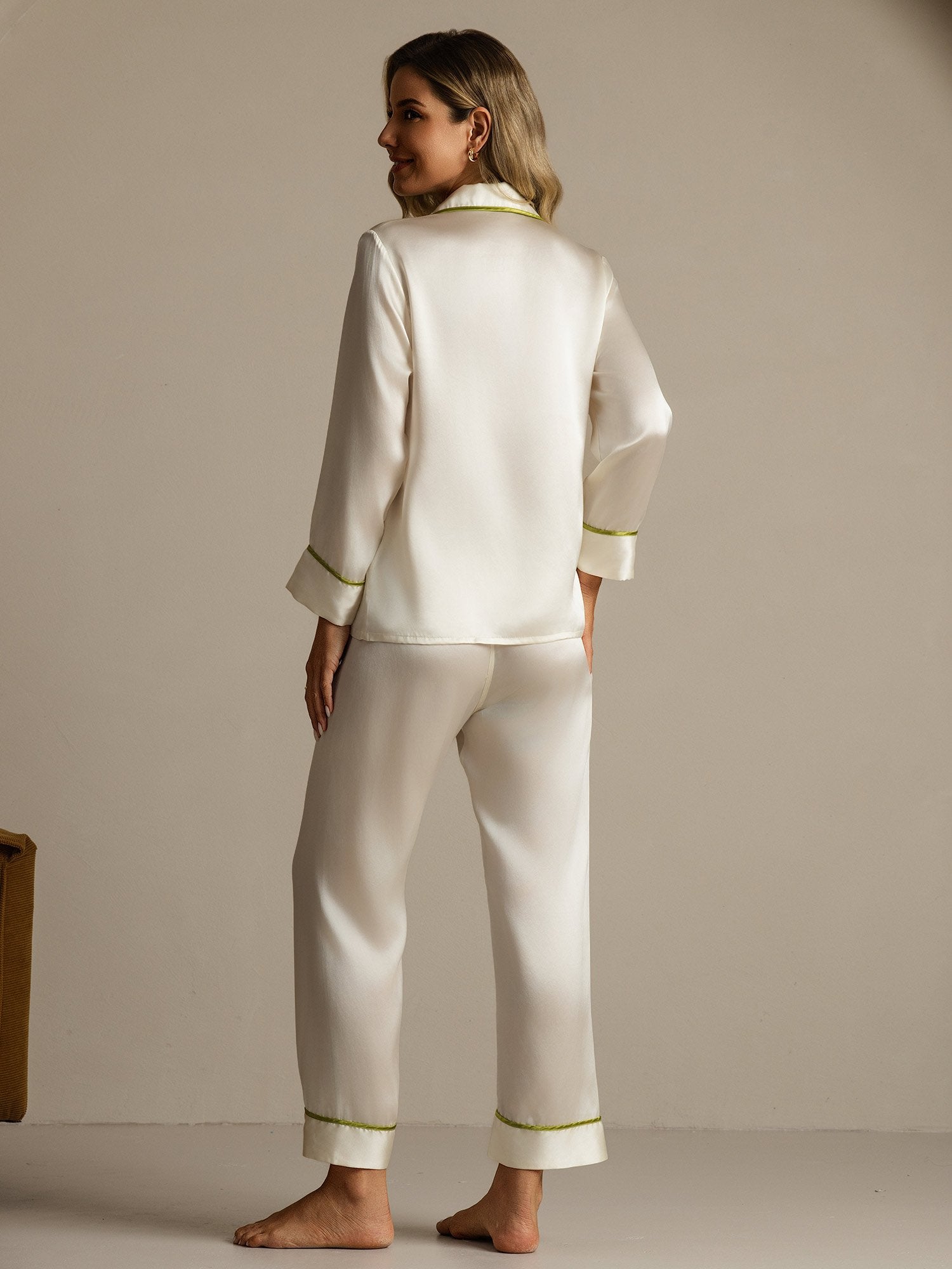 [Valkoinen] SilkSilky-FI Pitkähihainen Notkokaulus Naisten Pyjamat 002