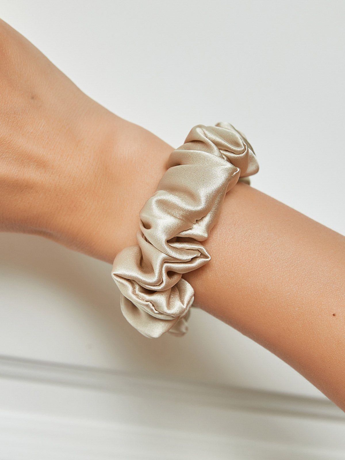 [Beige] SilkSilky-FI 19Momme Scrunchie 001