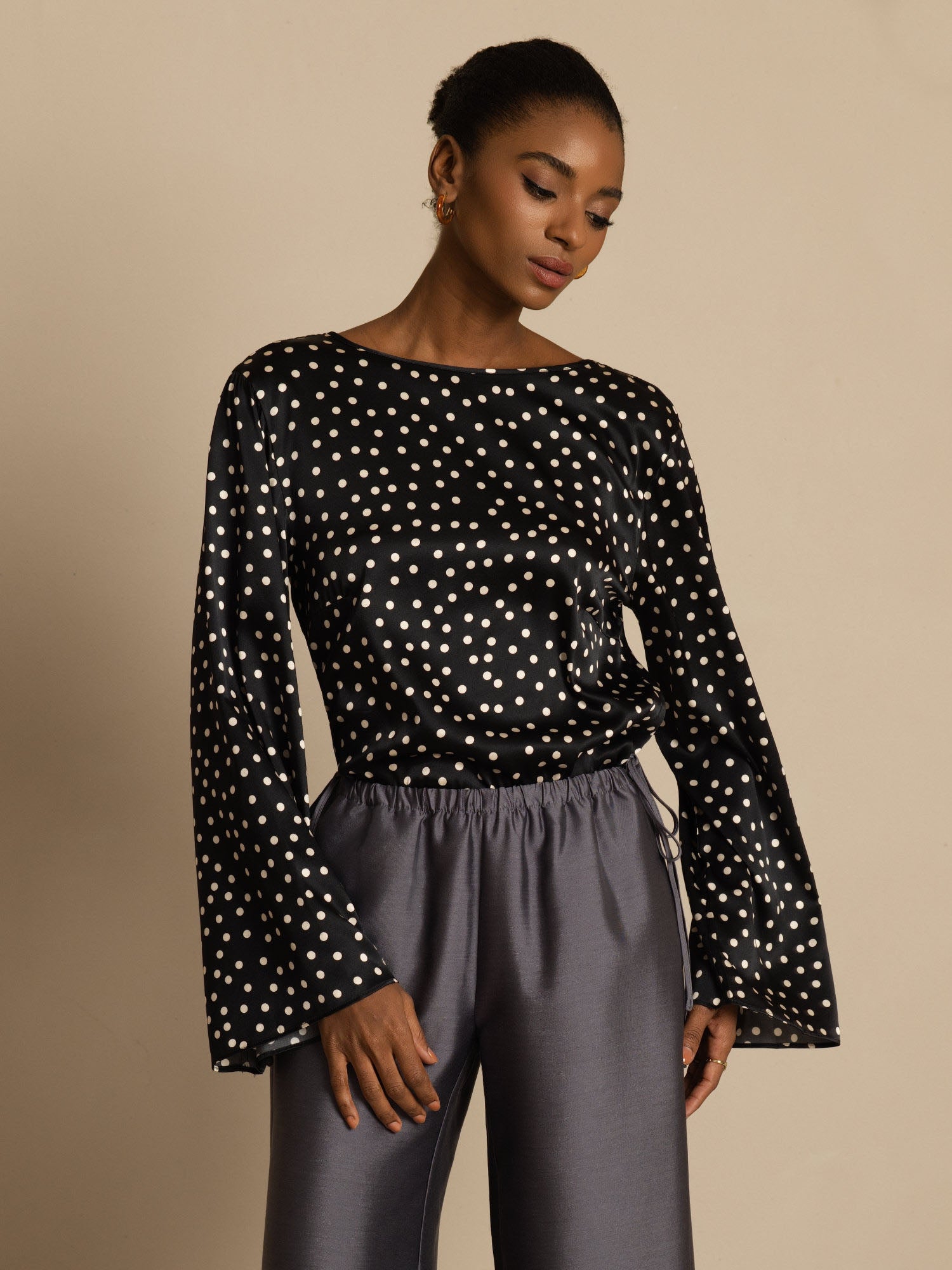 [Pilkkukuvio] SilkSilky-FI 19Momme Bell Sleeve Blouse 004