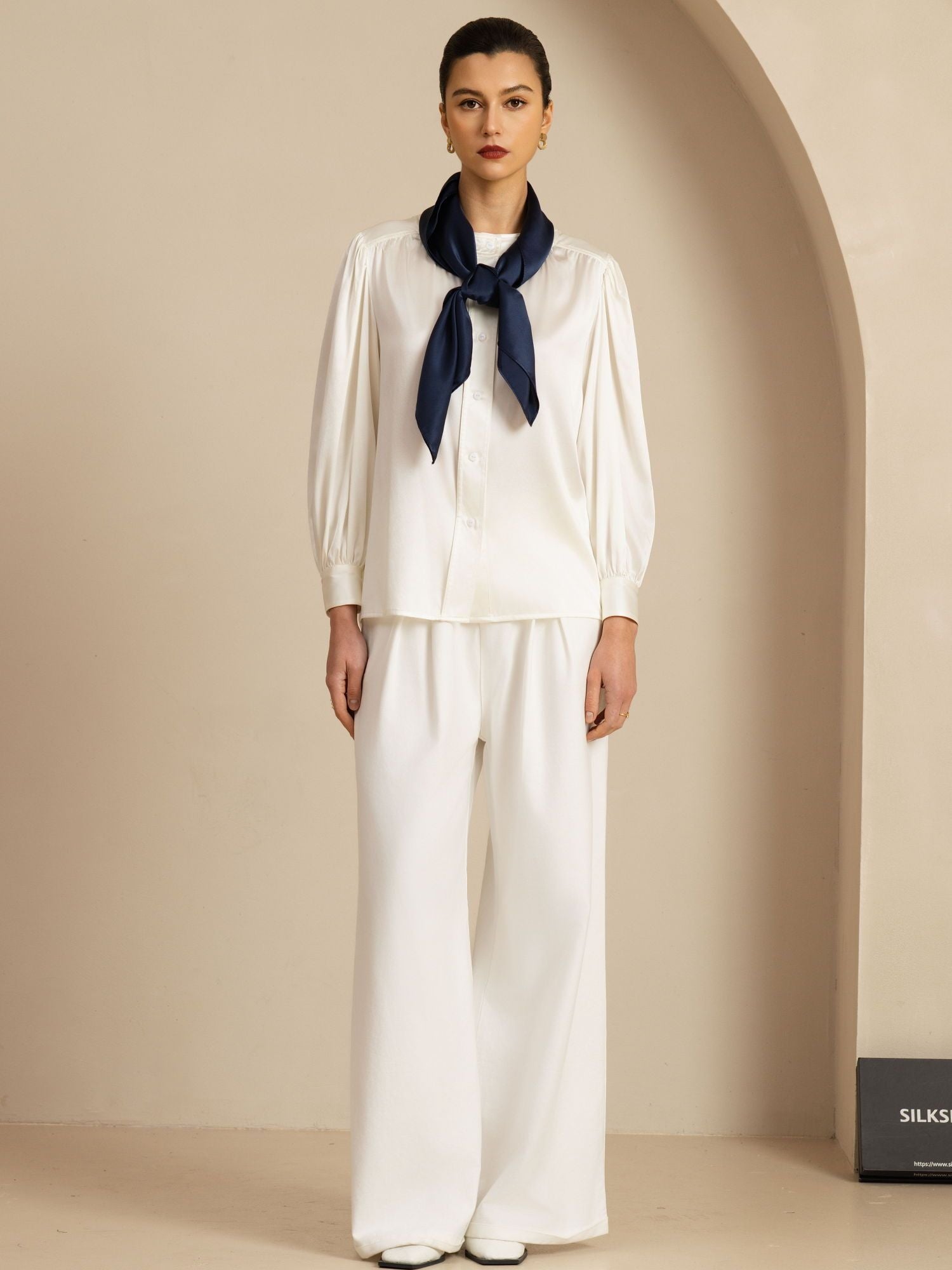 [Tummansininen] SilkSilky-FI Silkki Scarf 004