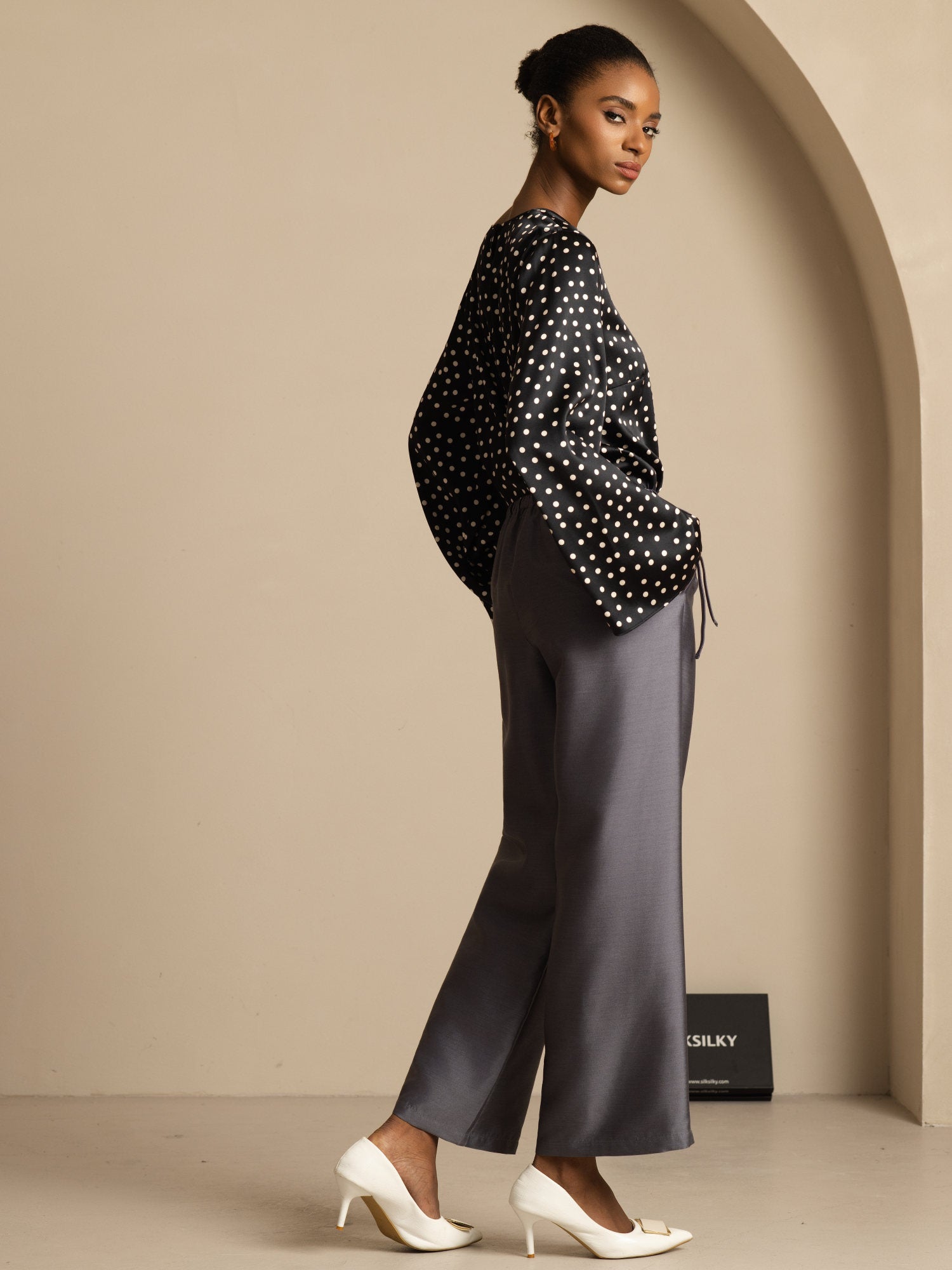 [Pilkkukuvio] SilkSilky-FI 19Momme Bell Sleeve Blouse 007