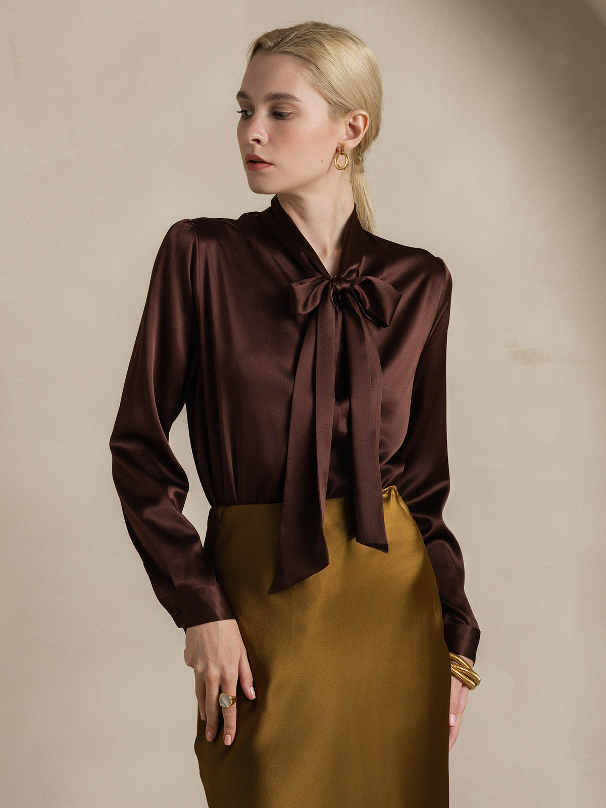 [Kahvi] SilkSilky-FI 19Momme Silk Long Sleeve Tie Neck Naisten paita 001