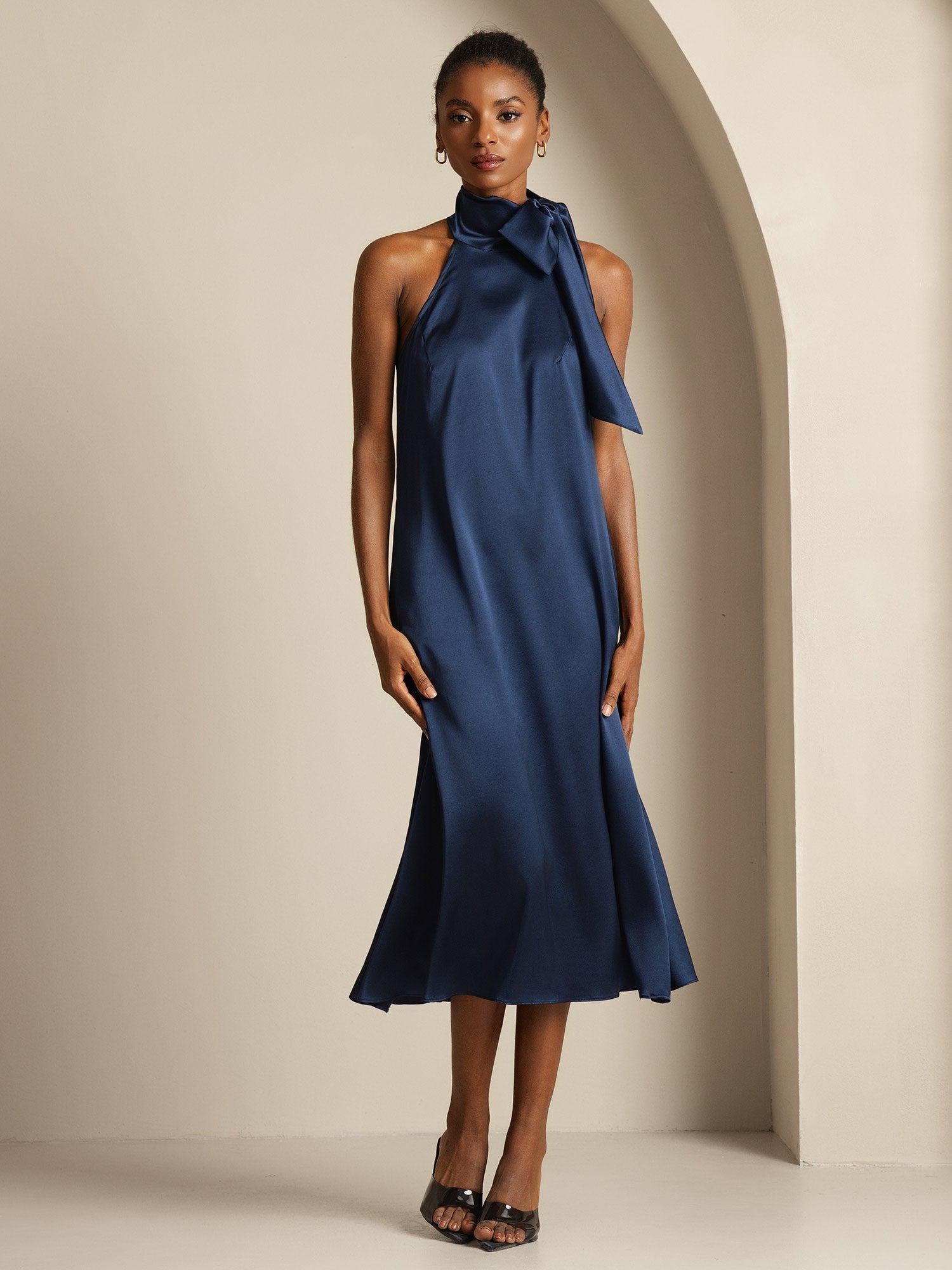 [Tummansininen] SilkSilky-FI Sleeveless Tie Neck Mekko 001