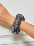 SilkSilky FI 19Momme Pure Silk Scrunchie TummanHarmaa 001