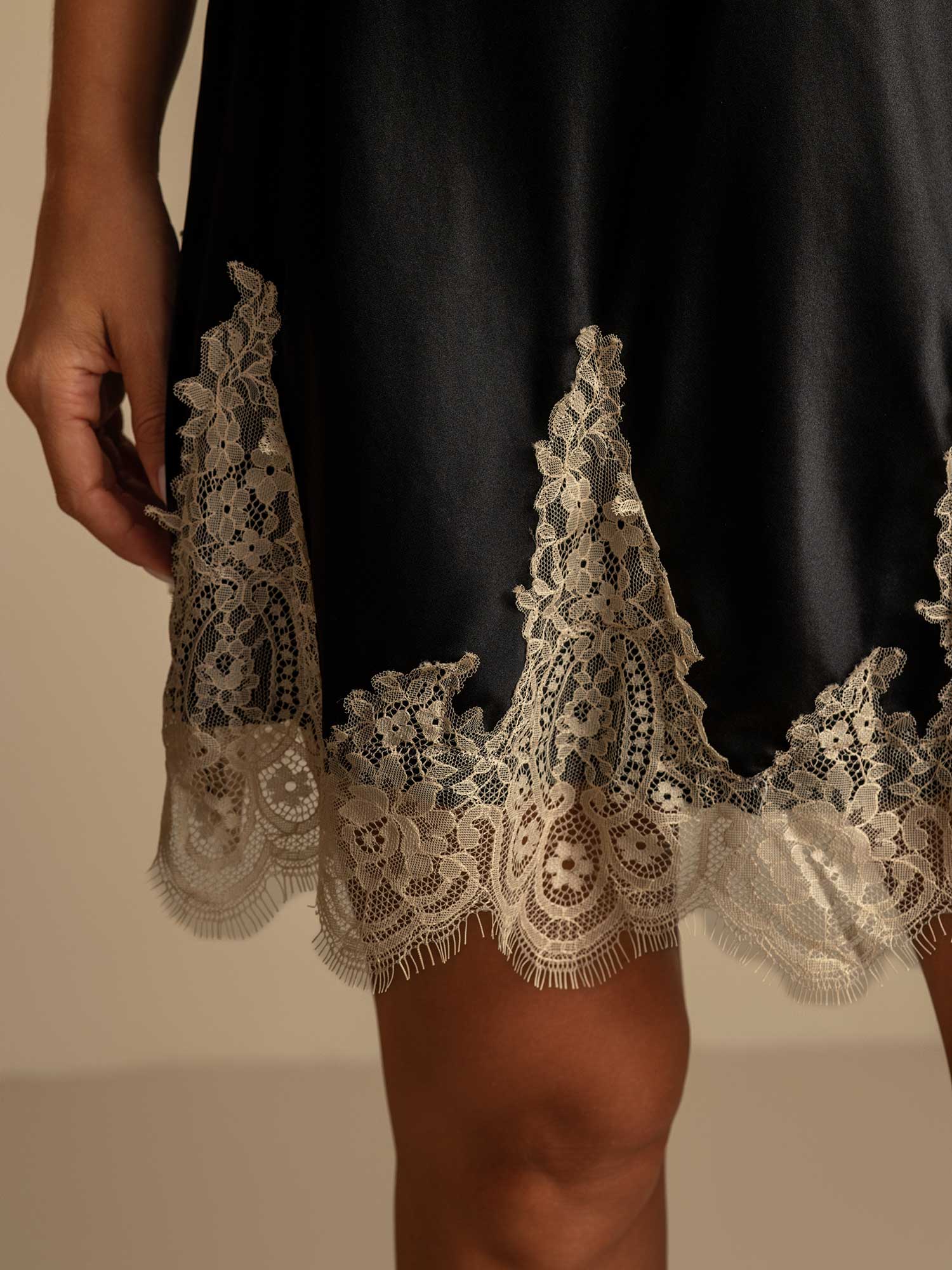 [Musta+Beige] SilkSilky-FI Nightgown 005,