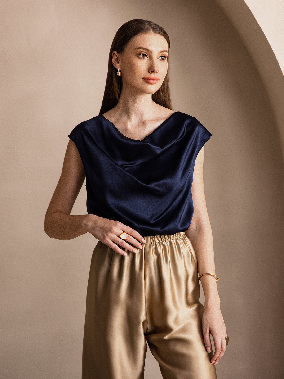 [Tummansininen] SilkSilky-FI 19Momme Silk Sleeveless Cowl Neck Naisten T-paita 004