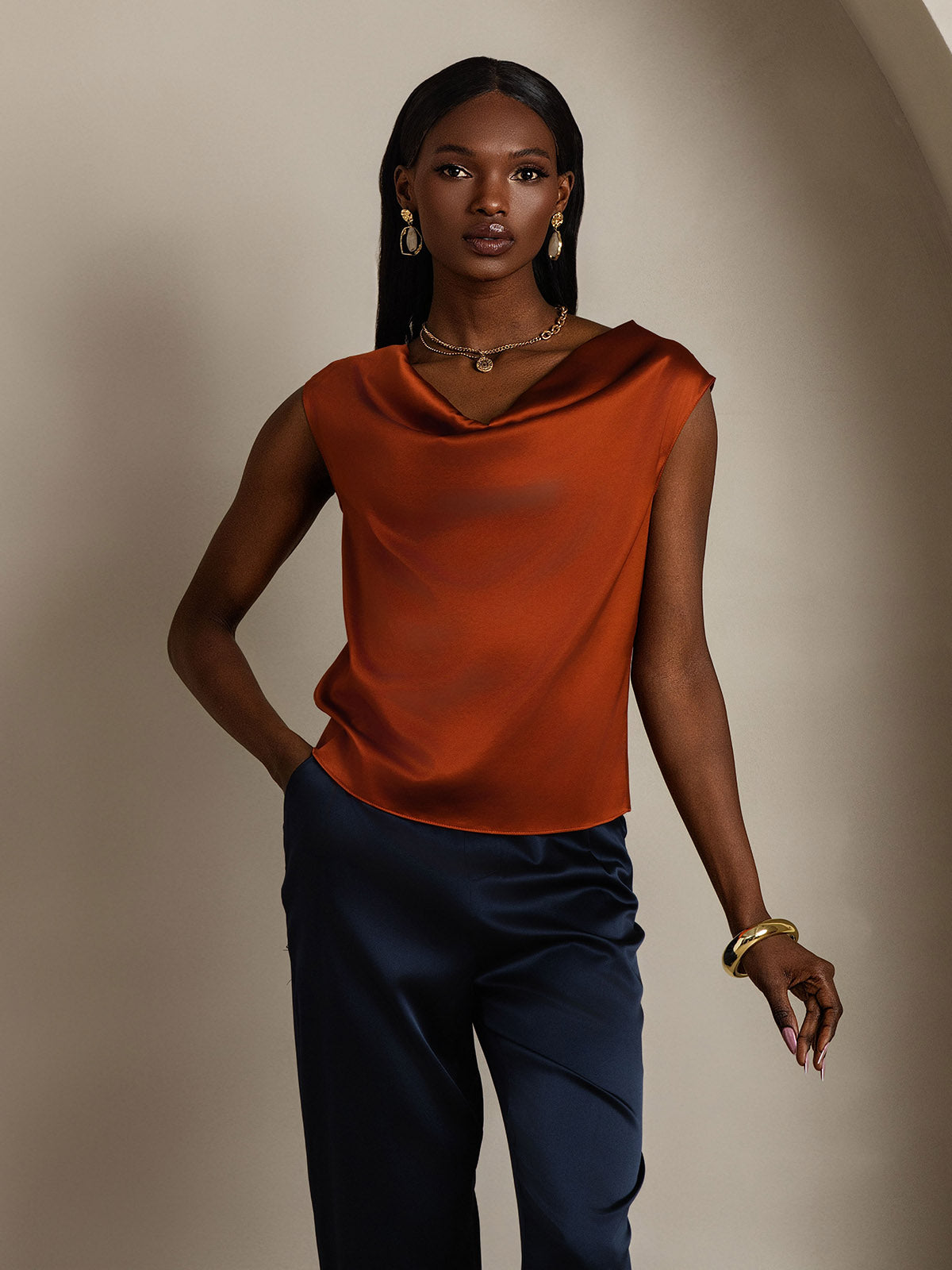 [Karamelli] SilkSilky-FI 19Momme Silk Sleeveless Cowl Neck Naisten T-paita 001