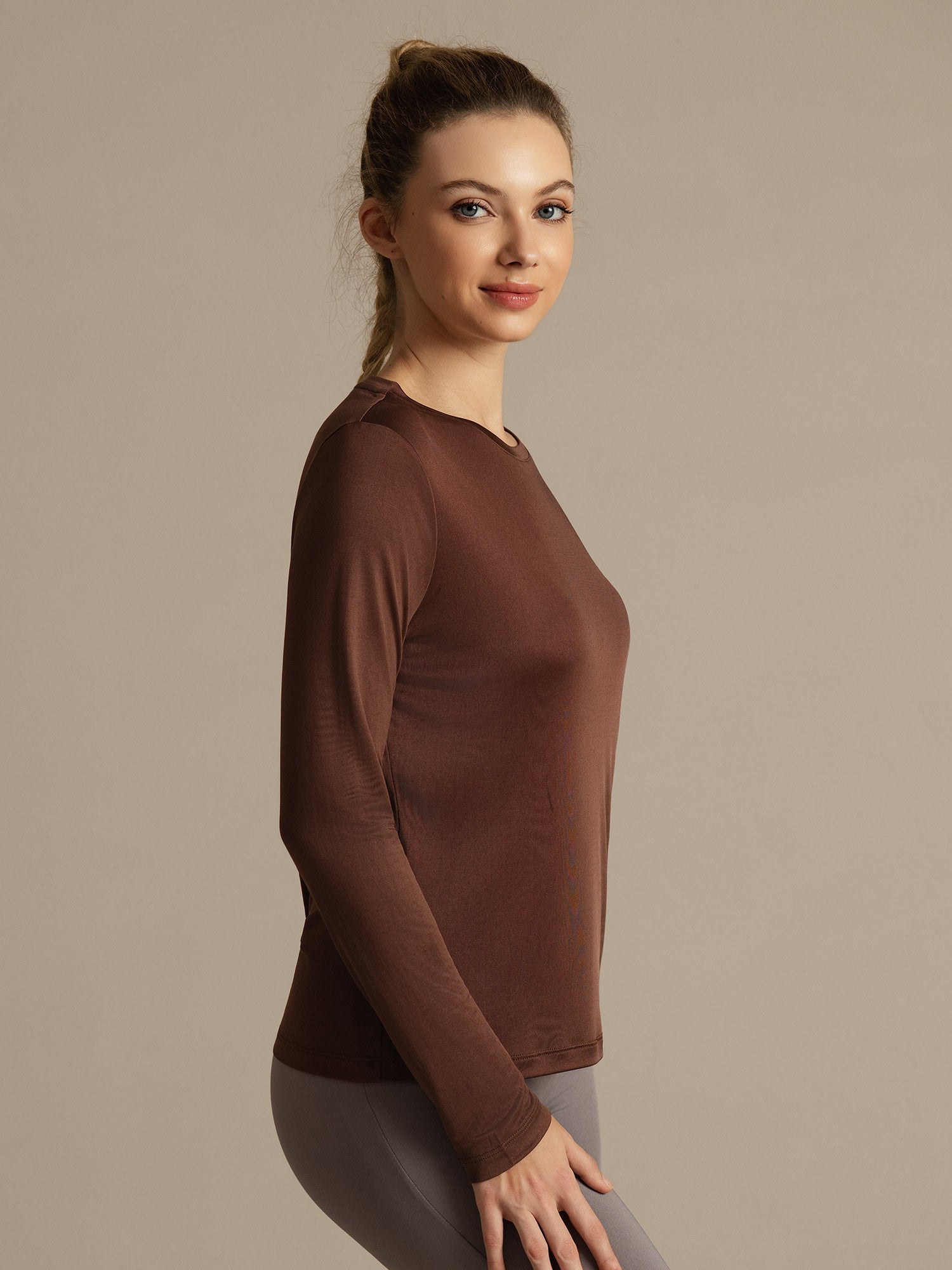 [Kahvi] SilkSilky-FI Pitkähihainen Tiukka Crew Neck Naisten T-paita 004