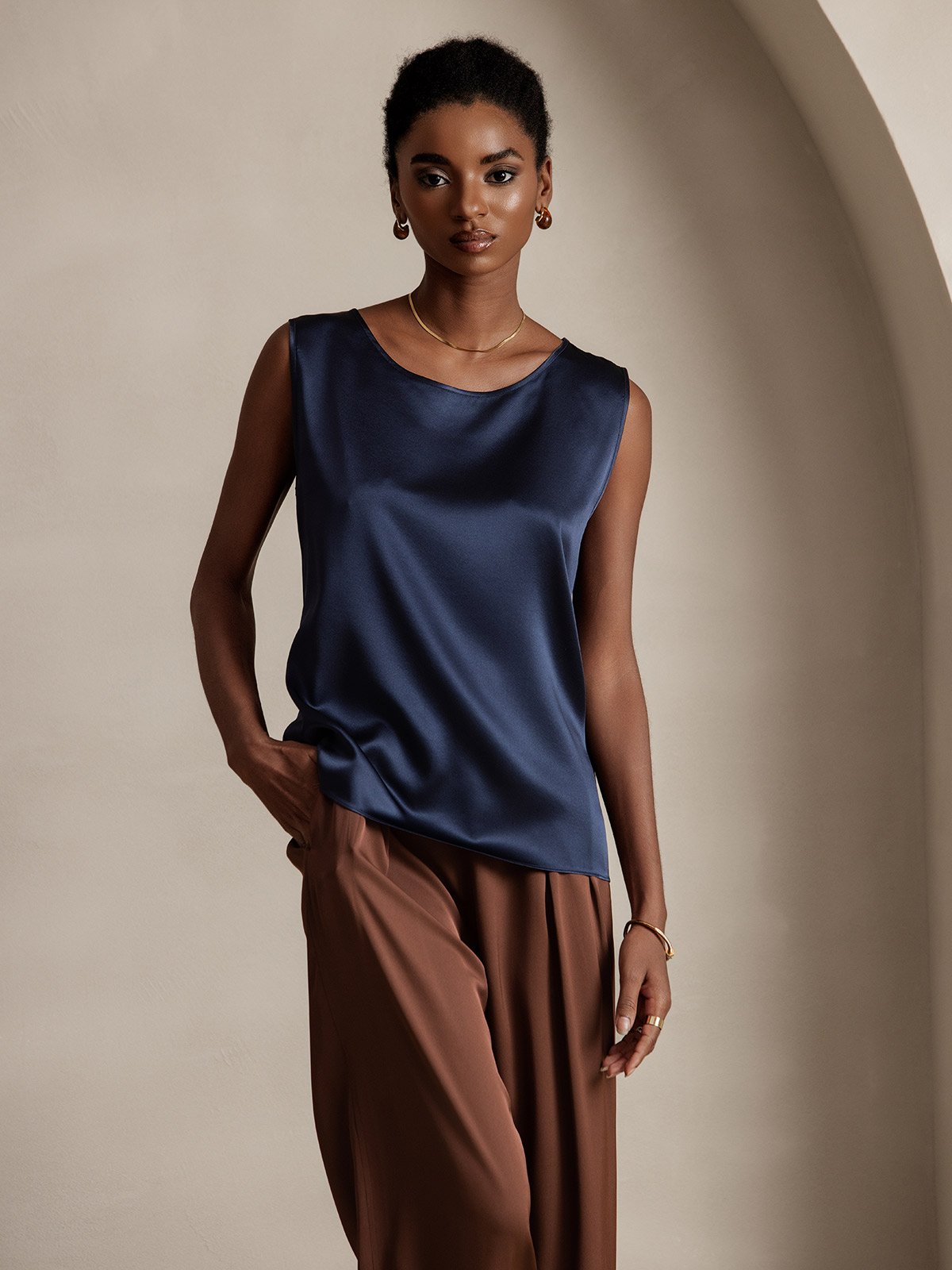 [Tummansininen] SilkSilky-FI Sleeveless Round Neck Camisole Top 001