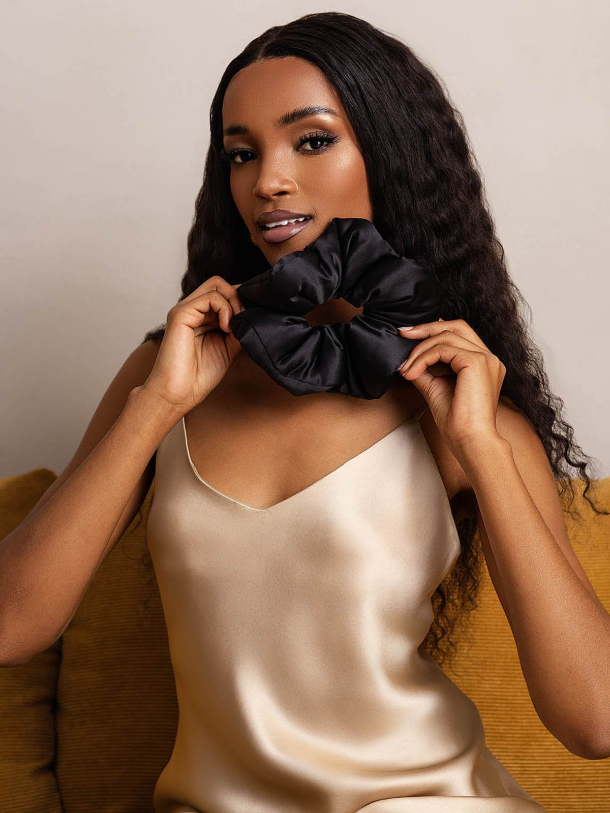 [Musta] SilkSilky-FI Scrunchie 003