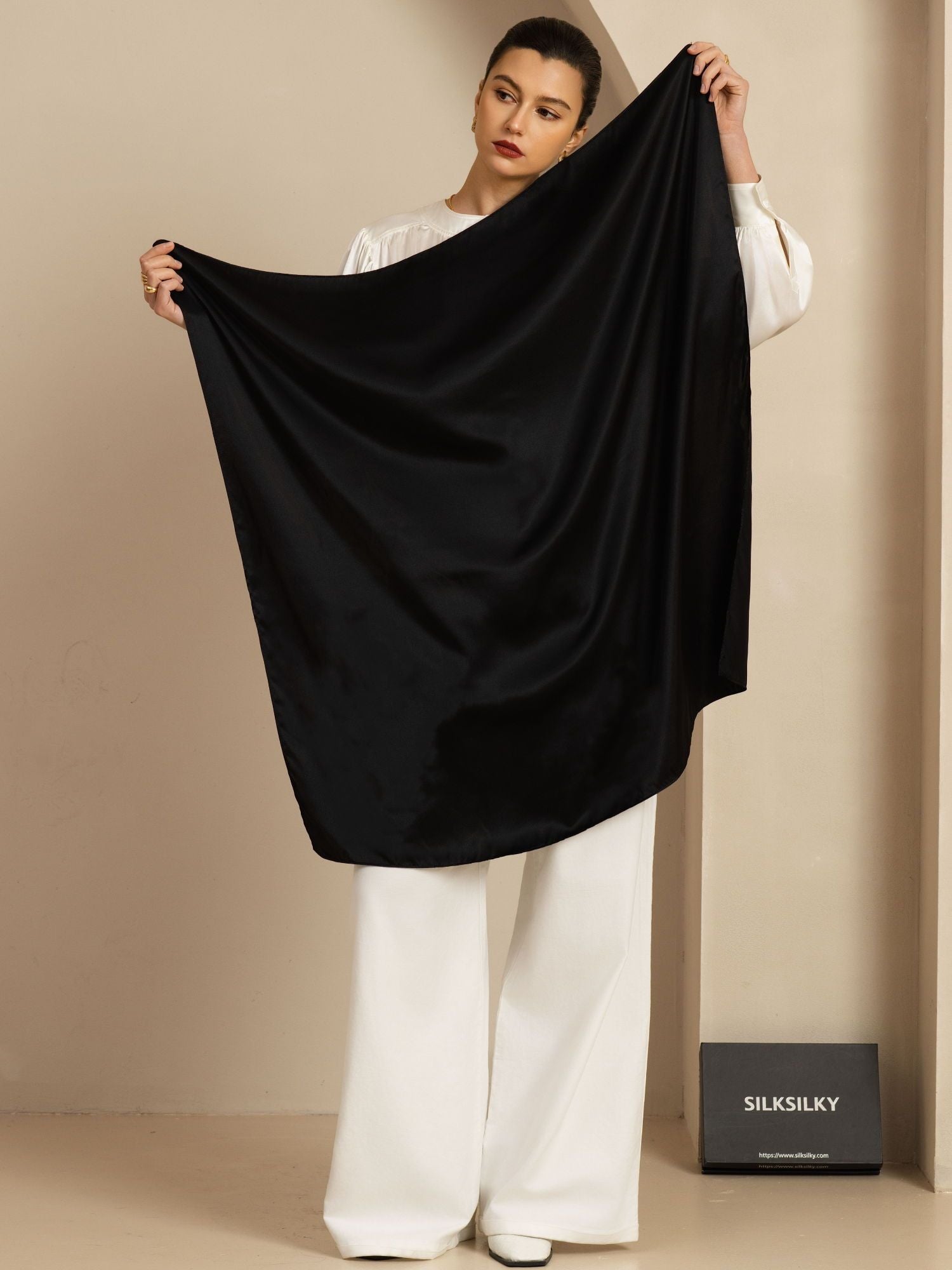 [Musta] SilkSilky-FI Silkki Scarf 004