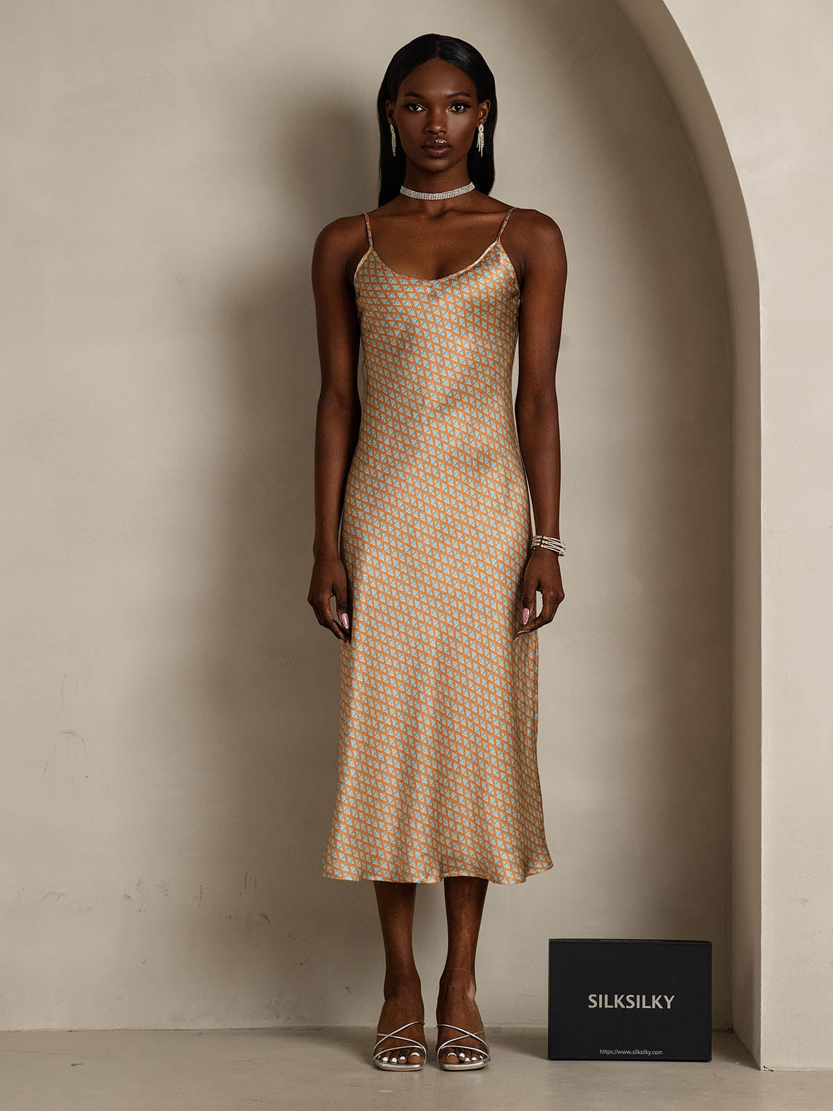 [Kukka] SilkSilky-FI Pure Silk Sleeveless Round Neck Yöpaita 001