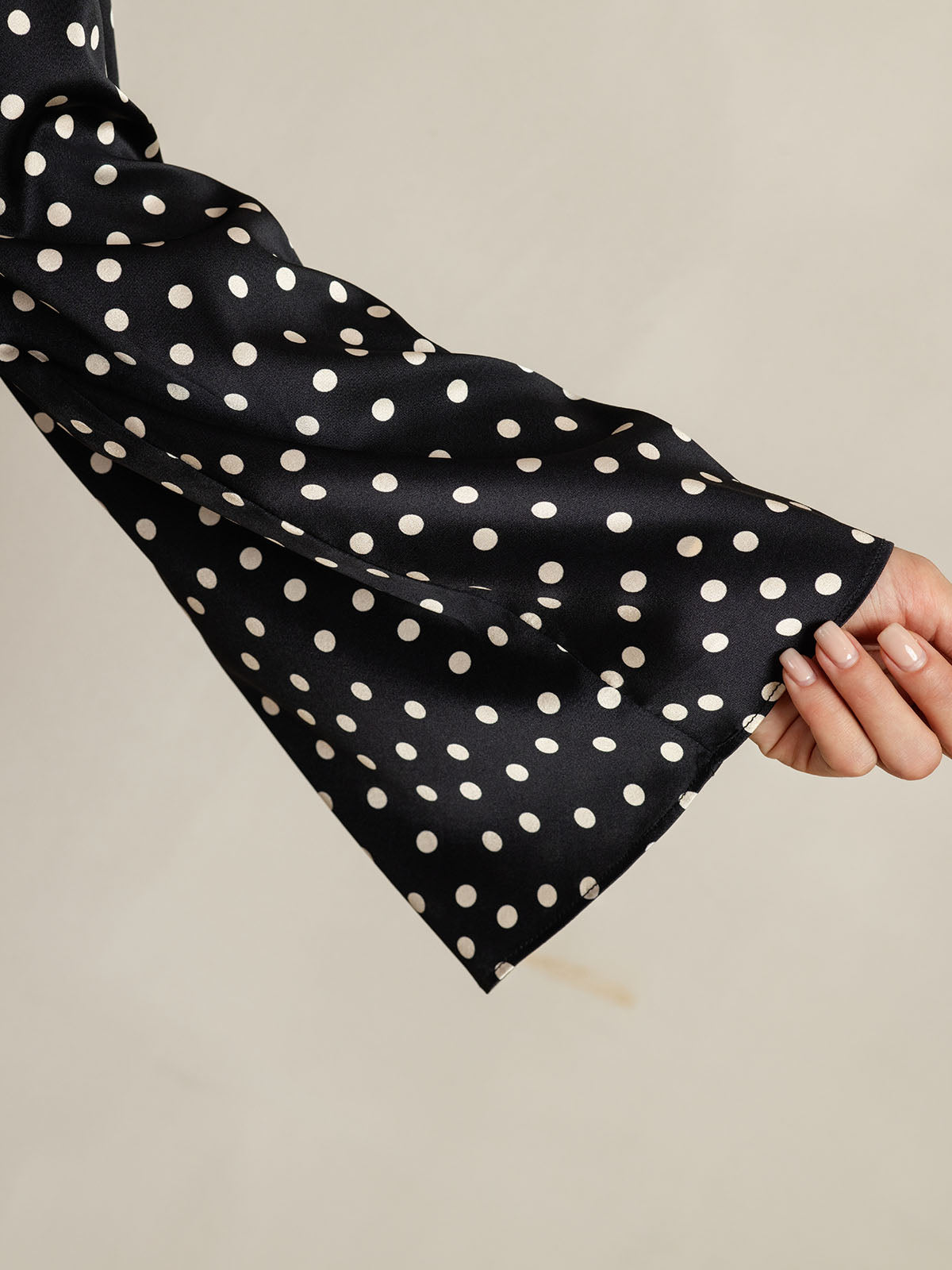 [Pilkkukuvio] SilkSilky-FI 19Momme Bell Sleeve Blouse 005