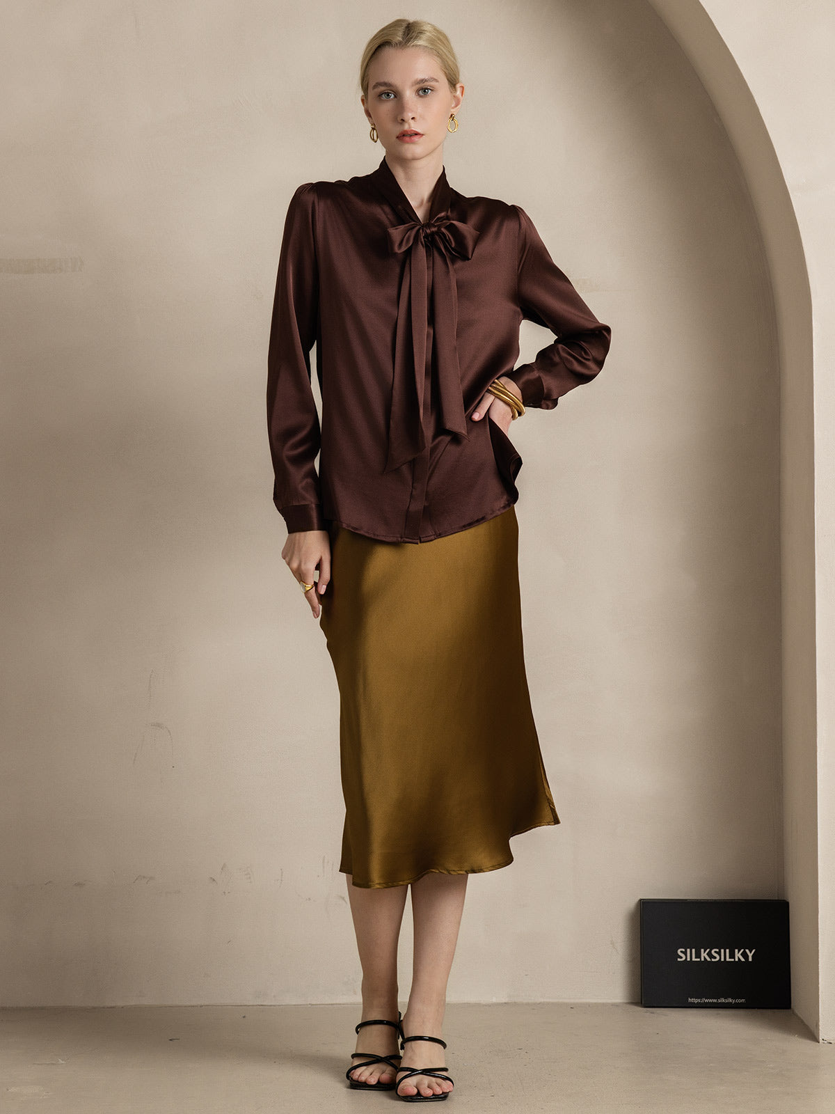 [Kahvi] SilkSilky-FI 19Momme Silk Long Sleeve Tie Neck Naisten paita 006