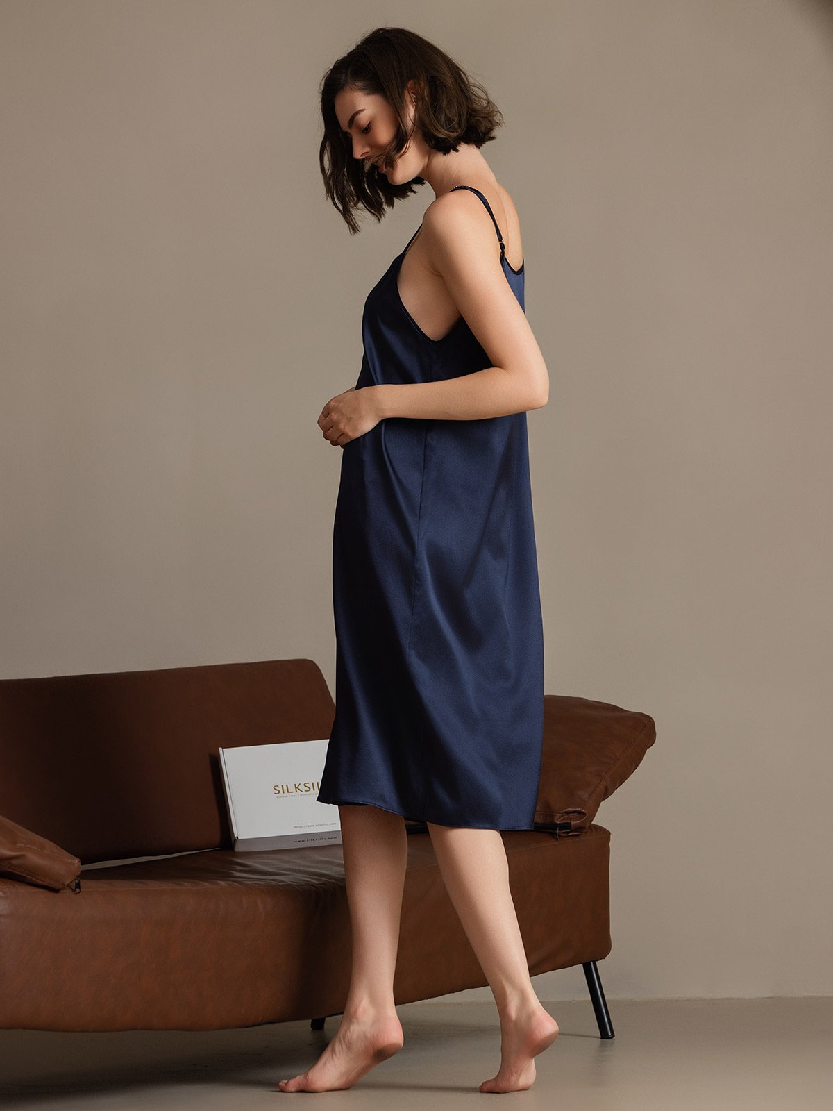 [Tummansininen] SilkSilky-FI 19Momme Silk Sleeveless Dress 002