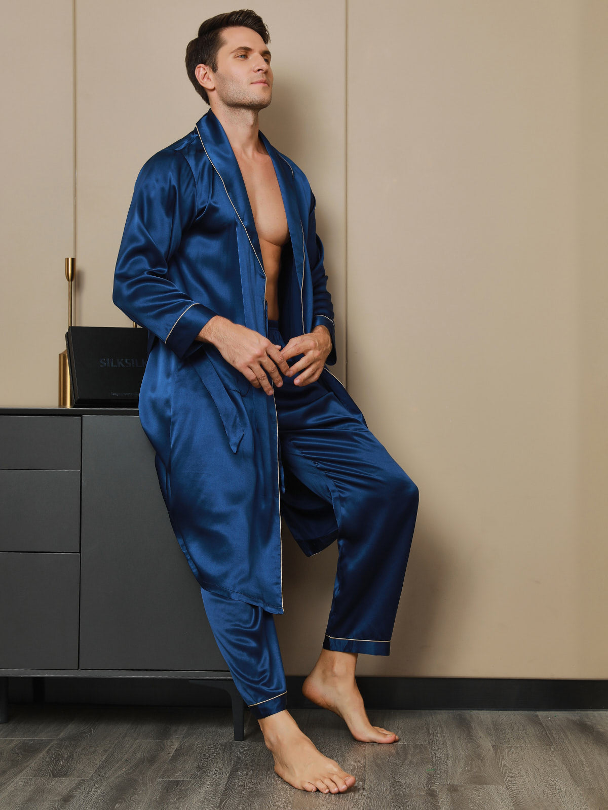 [Tummansininen] SilkSilky-FI 19Momme Mens Robe 003