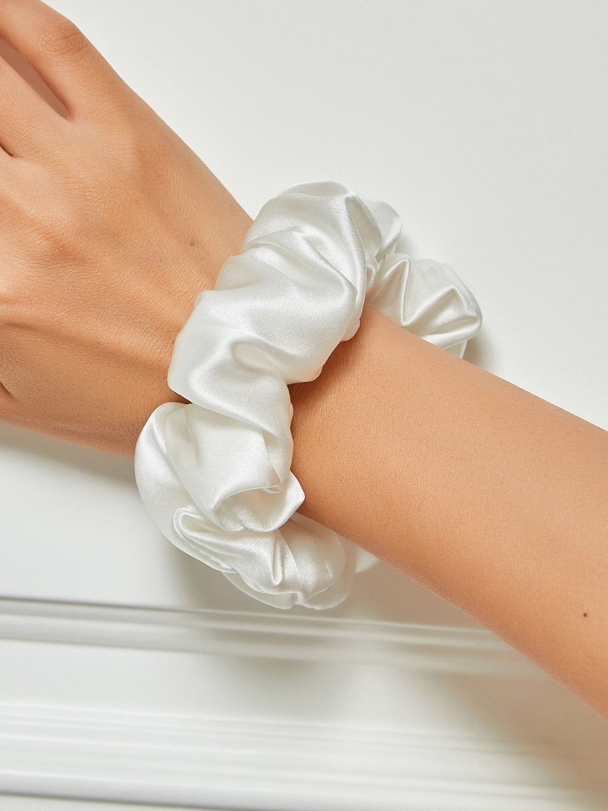 [Valkoinen] SilkSilky-FI Scrunchie 001