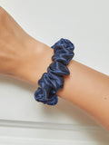 SilkSilky FI 19Momme Pure Silk Scrunchie Tummansininen 001