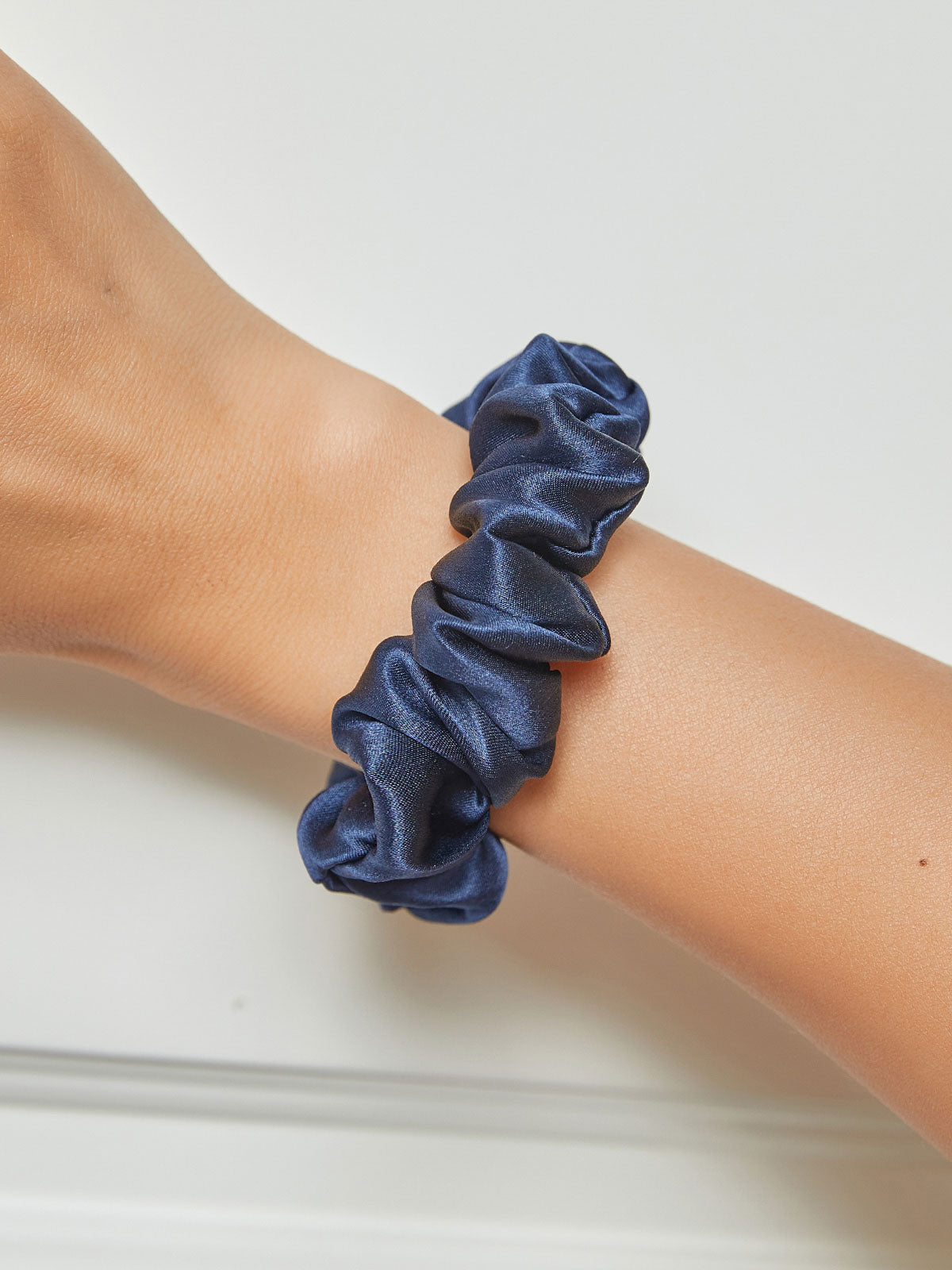 [Tummansininen] SilkSilky-FI 19Momme Scrunchie 001