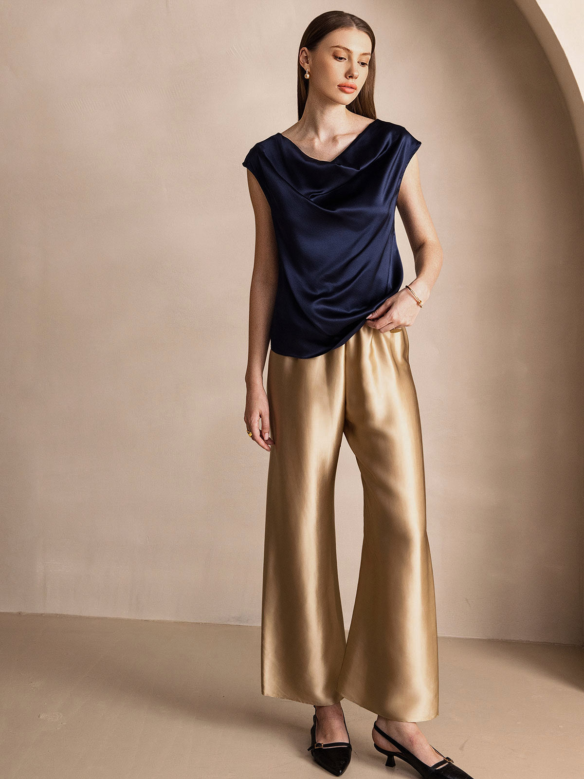 [Tummansininen] SilkSilky-FI 19Momme Silk Sleeveless Cowl Neck Naisten T-paita 007