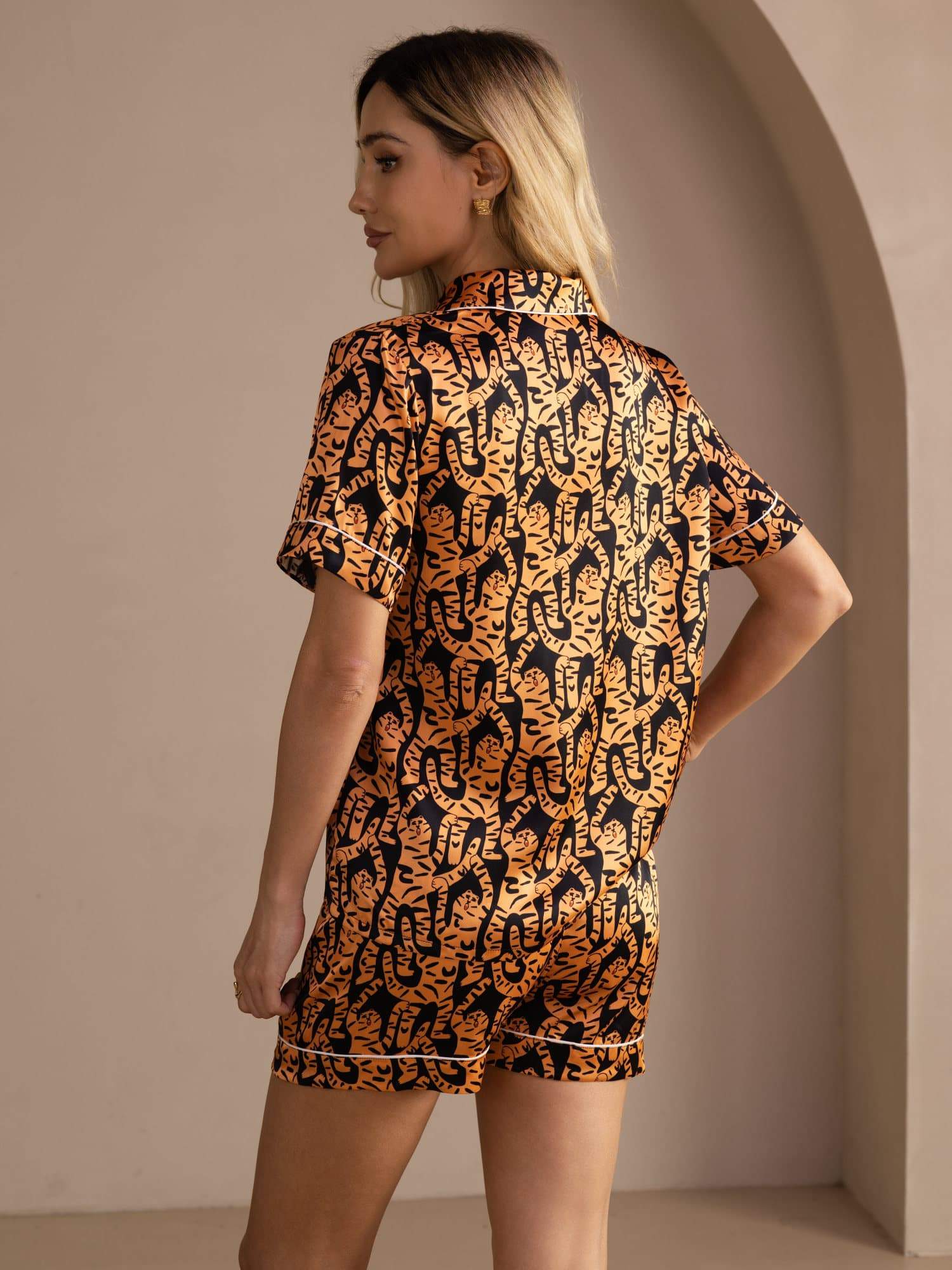 [Musta Tiikeri] SilkSilky-FI Short Sleeve Lapel Collar Naisten Pyjamat 002