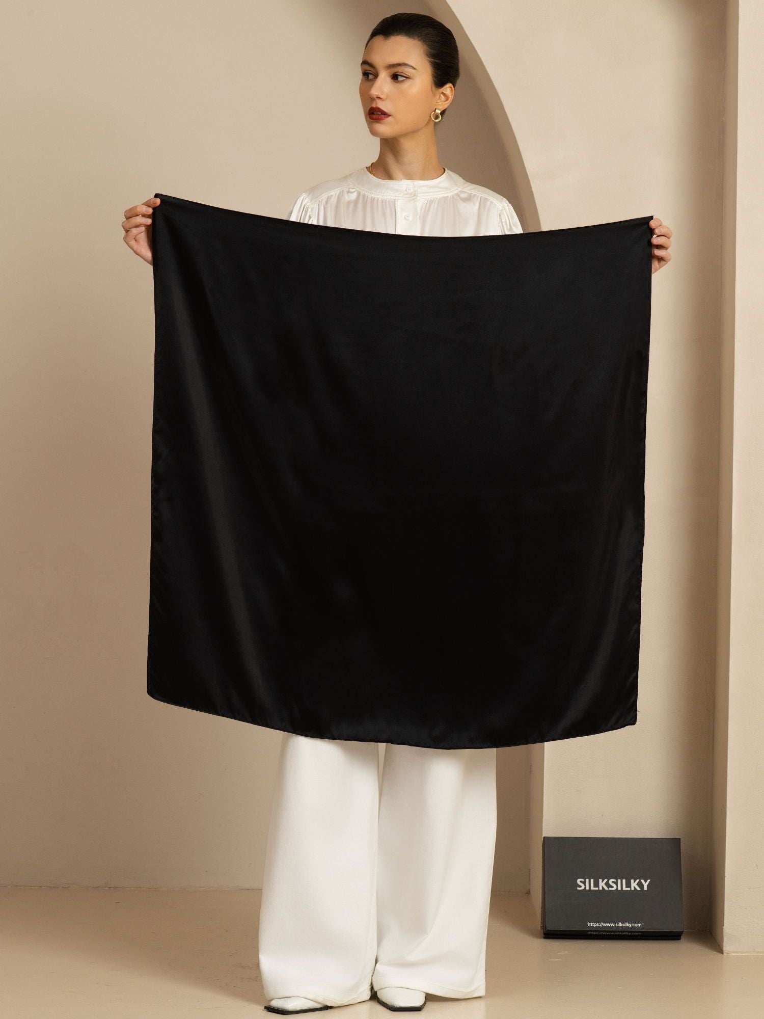 [Musta] SilkSilky-FI Silkki Scarf 003