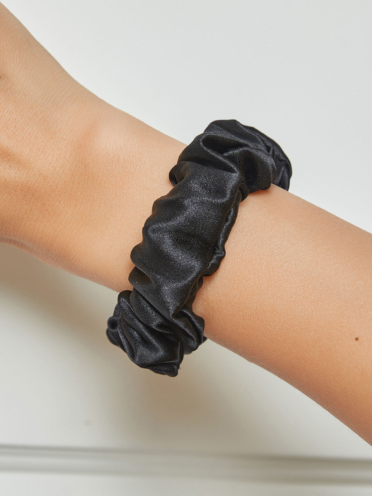 SilkSilky FI 19Momme Pure Silk Scrunchie Musta 001