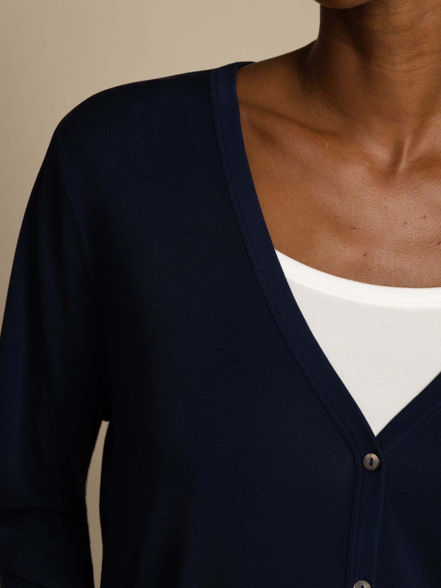 [Tummansininen] SilkSilky-FI 19Momme Silkki Pitkähihainen V Pääntie Naisten Cardigan 007