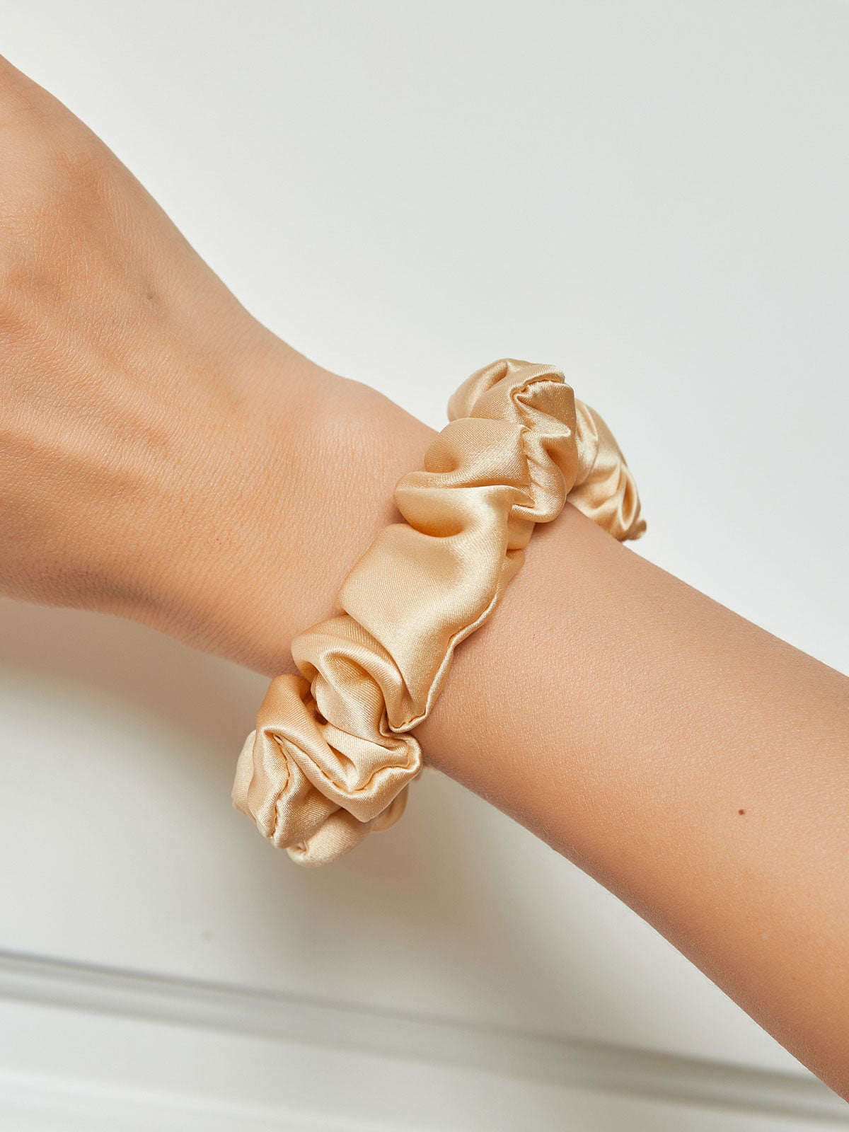 SilkSilky-FI 19Momme Scrunchie Samppanja 001