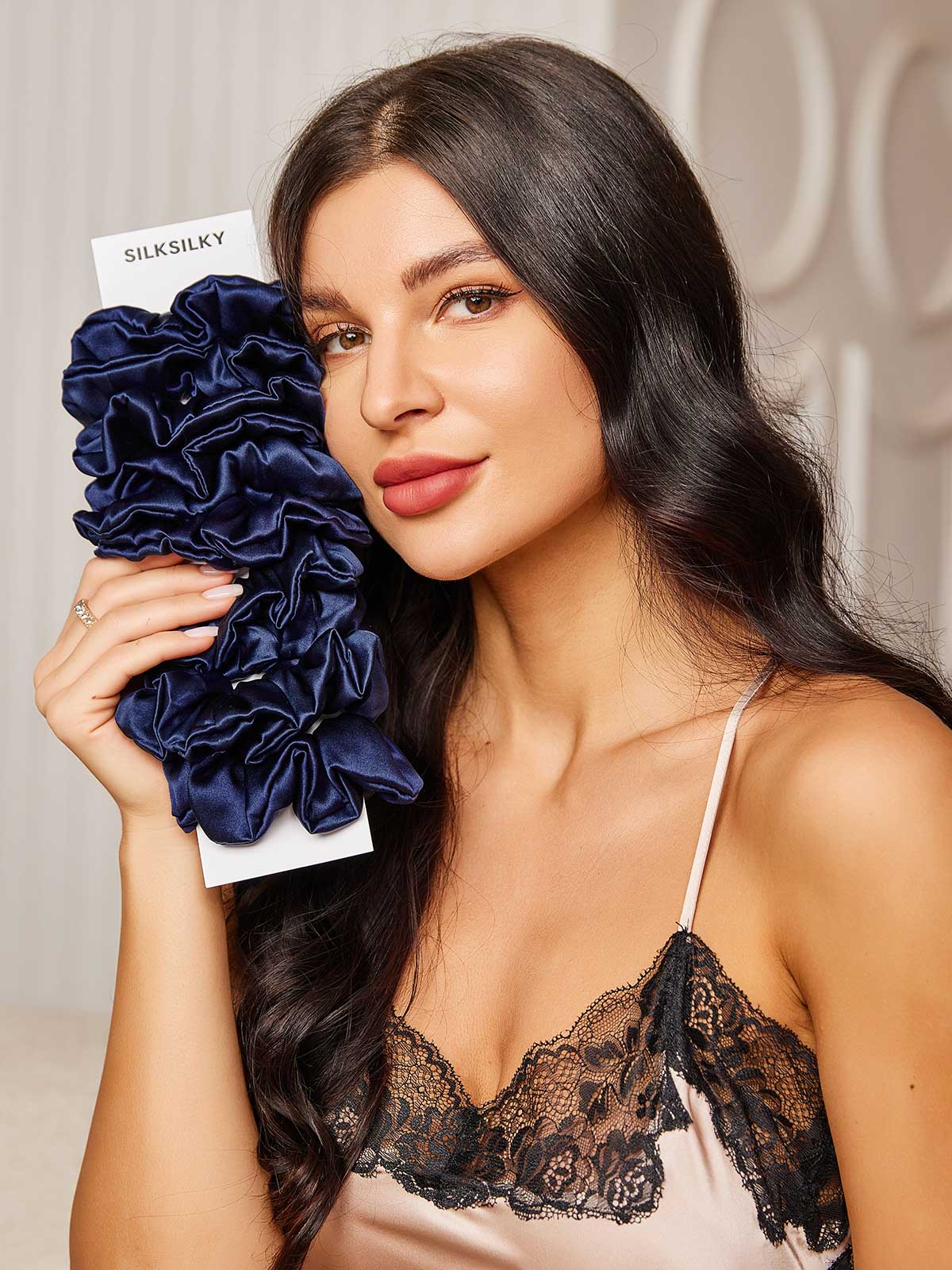 [Tummansininen] SilkSilky-FI 19Momme Scrunchie 002