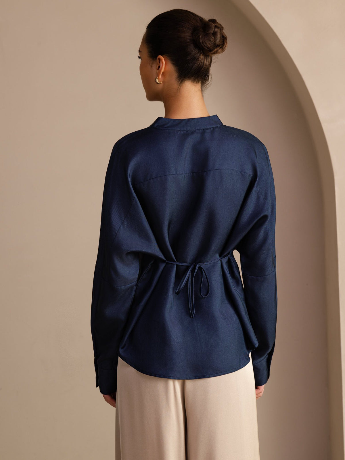 [Tummansininen] SilkSilky-FI Long Sleeve Blouse 002