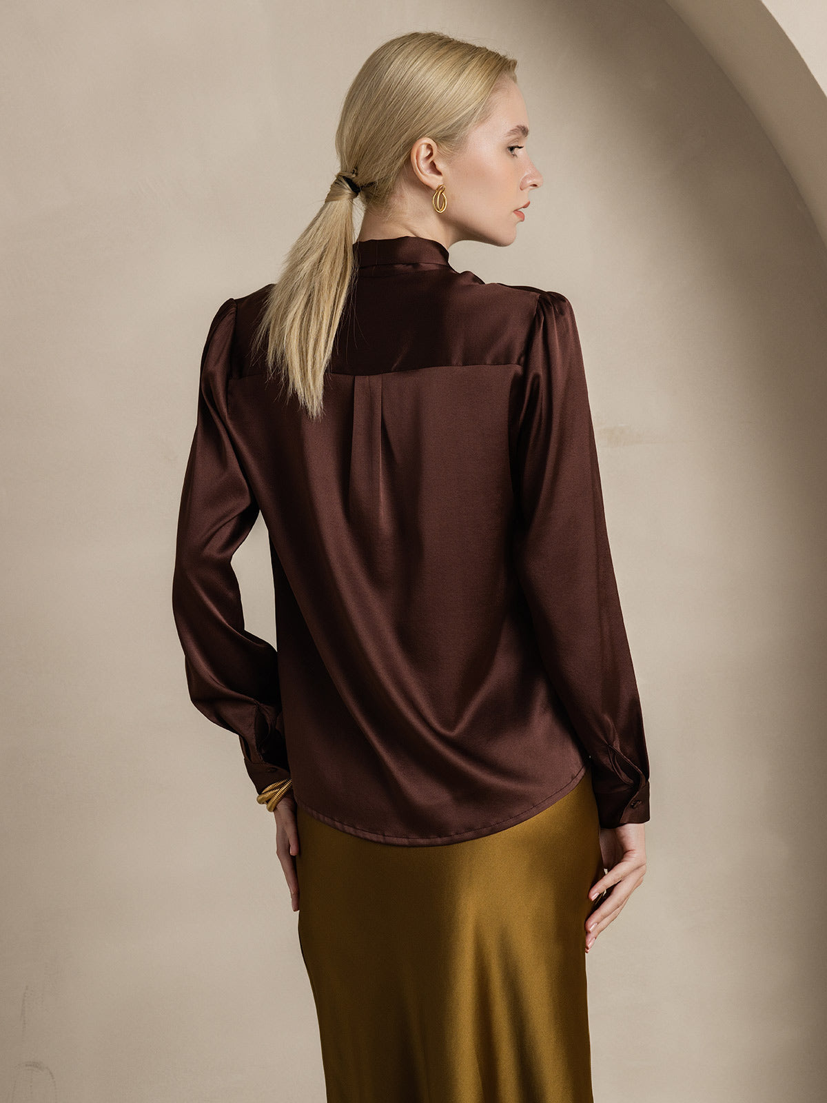 [Kahvi] SilkSilky-FI 19Momme Silk Long Sleeve Tie Neck Naisten paita 002