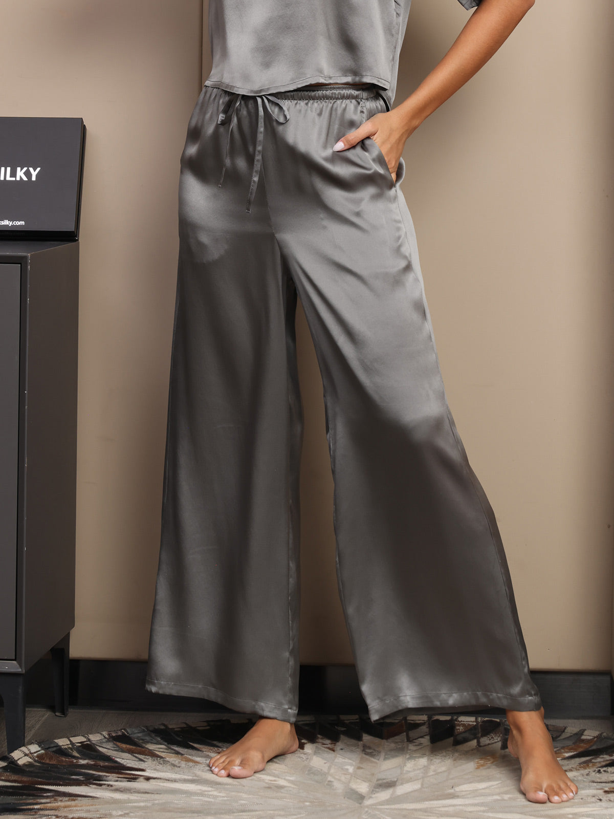 [Tumman Harmaa] SilkSilky-FI Womens Pants 001
