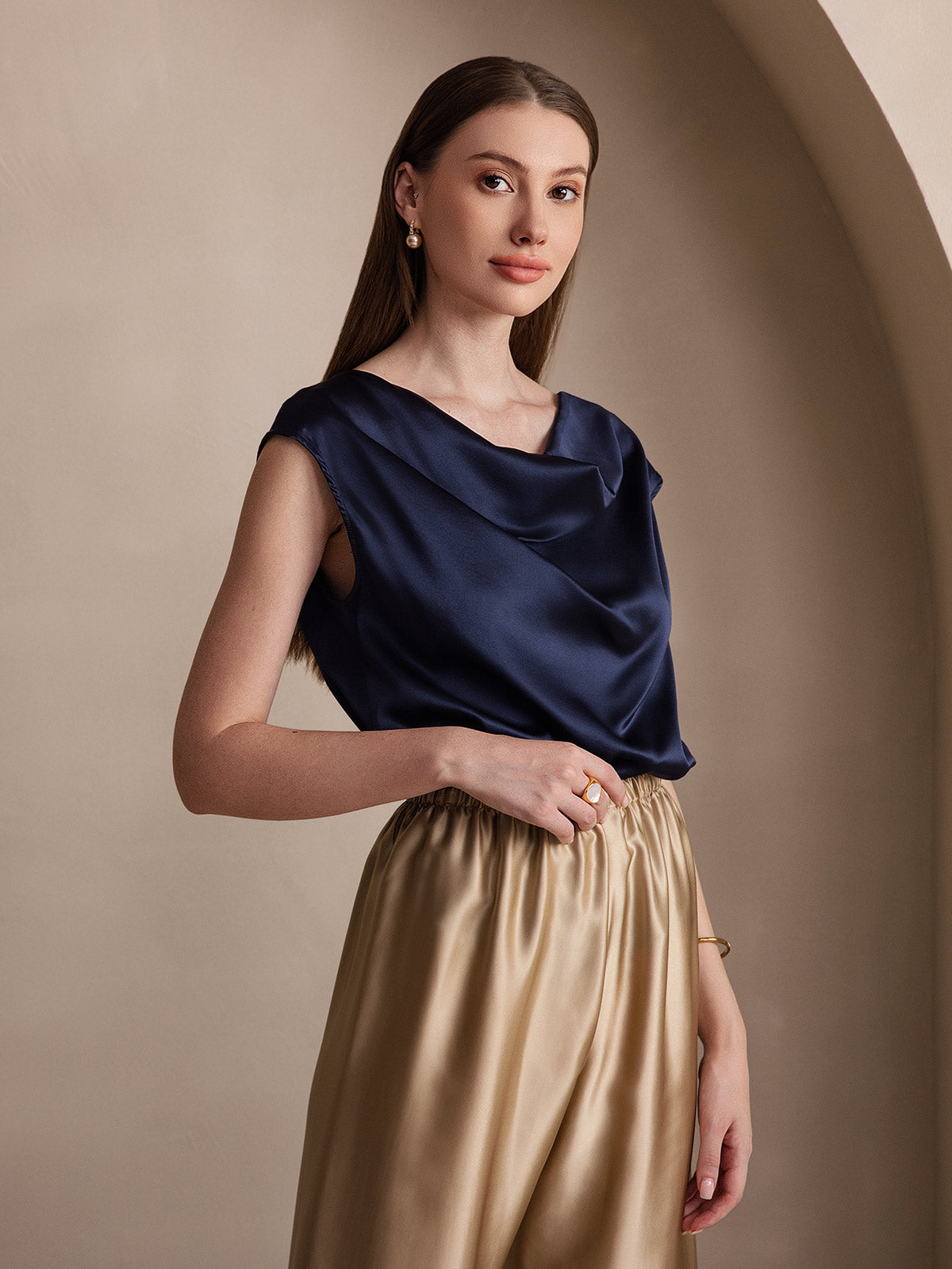 [Tummansininen] SilkSilky-FI 19Momme Silk Sleeveless Cowl Neck Naisten T-paita 005