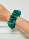 SilkSilky FI 19Momme Pure Silk Scrunchie Tummanvihreä 001