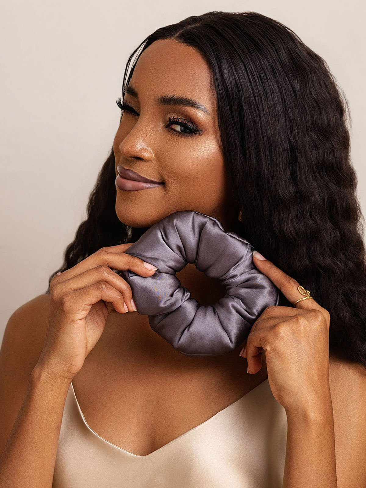 [Tumman Harmaa] SilkSilky-FI Scrunchie 001