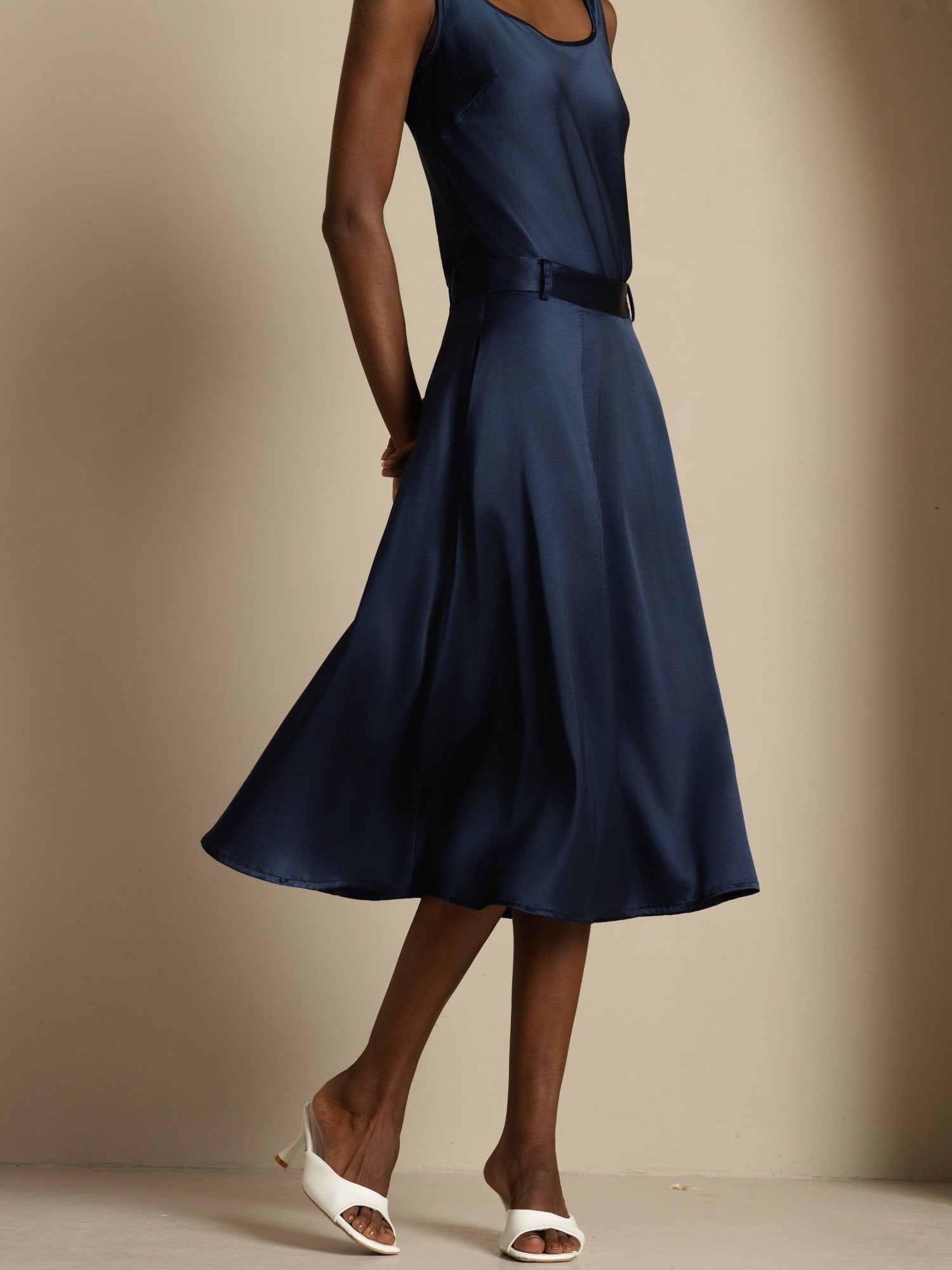 [Tummansininen] SilkSilky-FI 19Momme Silkki Skirt 004